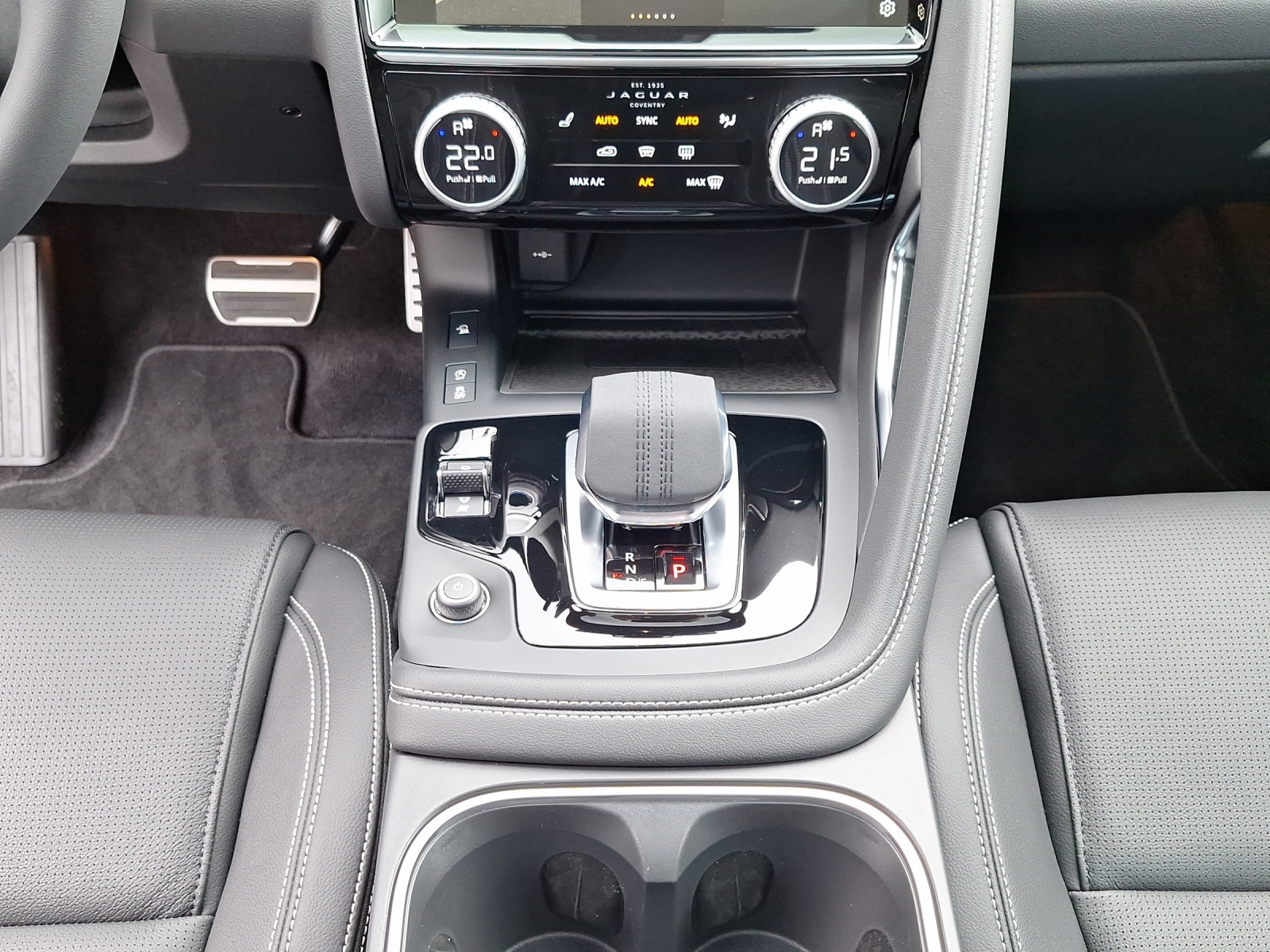 JAGUAR E-Pace 2.0 I4 250 R-Dynamic S AWD-image-6