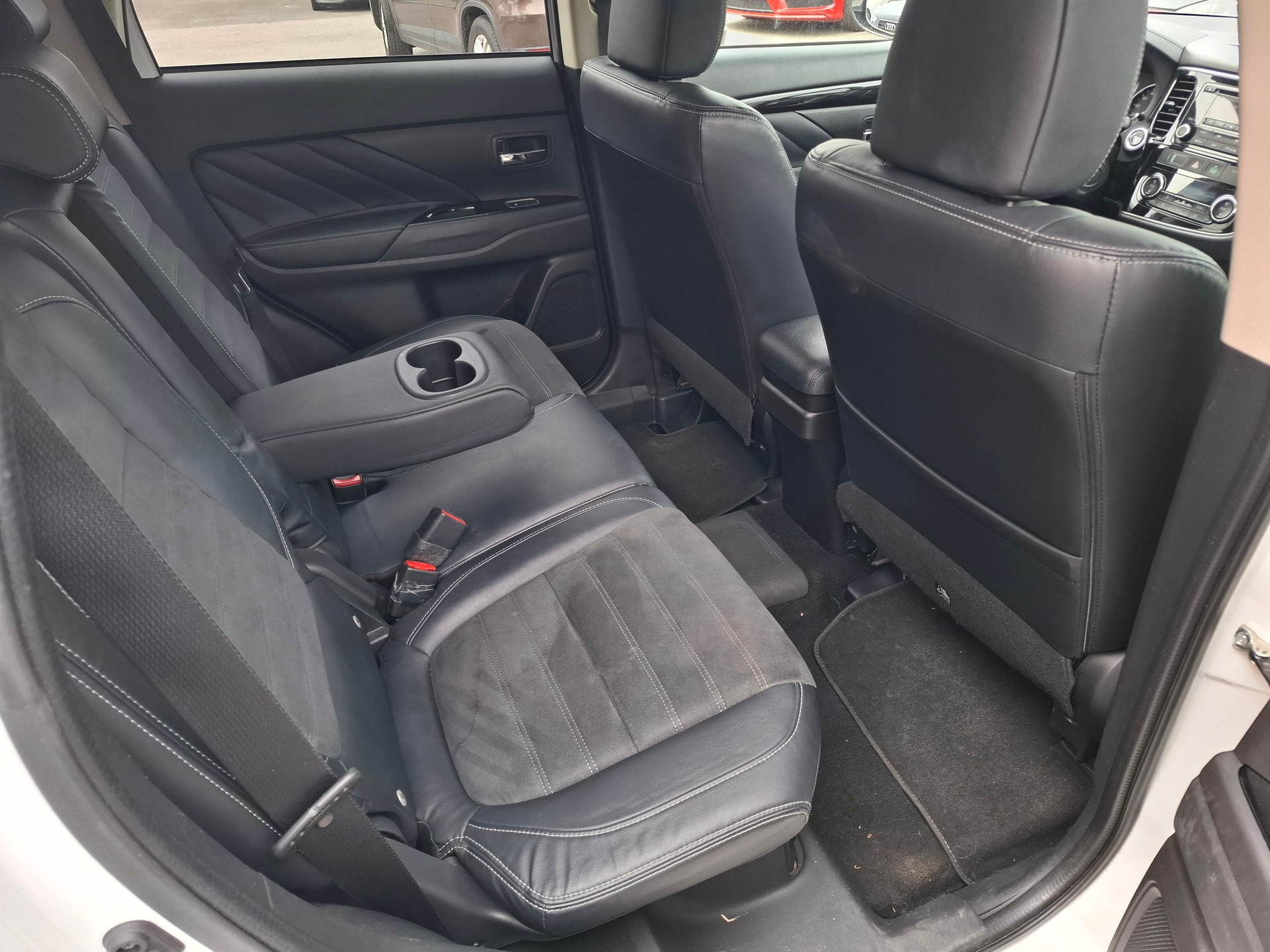 MITSUBISHI Outlander 2.0 PHEV Value 4WD Automatic-image-8