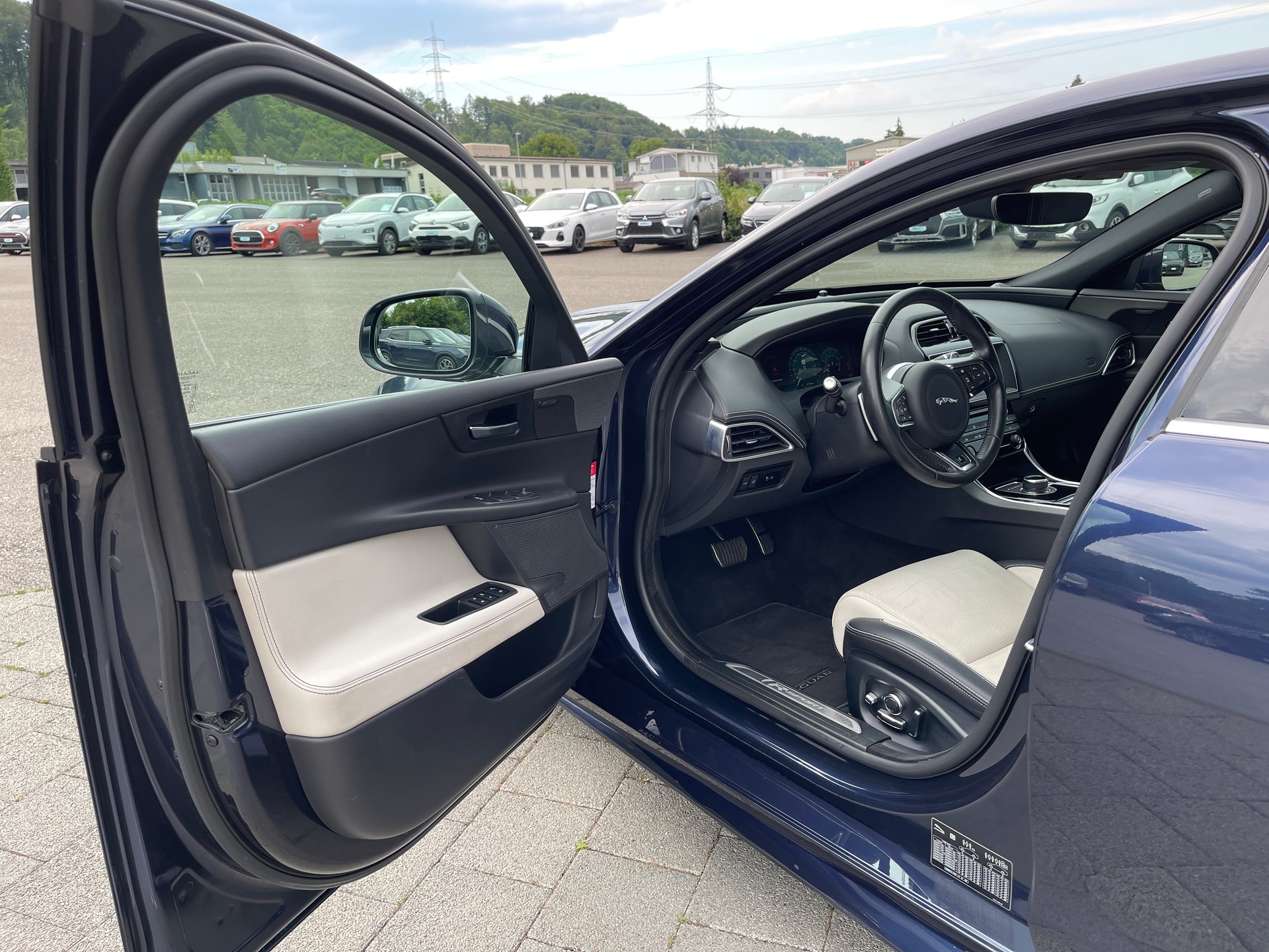 JAGUAR XE 25t 2.0 R-Sport Automatic-image-6