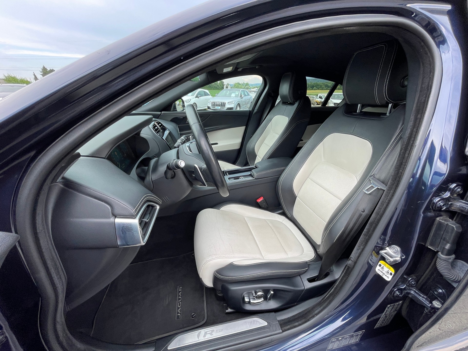 JAGUAR XE 25t 2.0 R-Sport Automatic-image-12