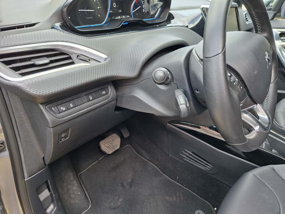 PEUGEOT 2008 1.6 VTi Allure-image-9