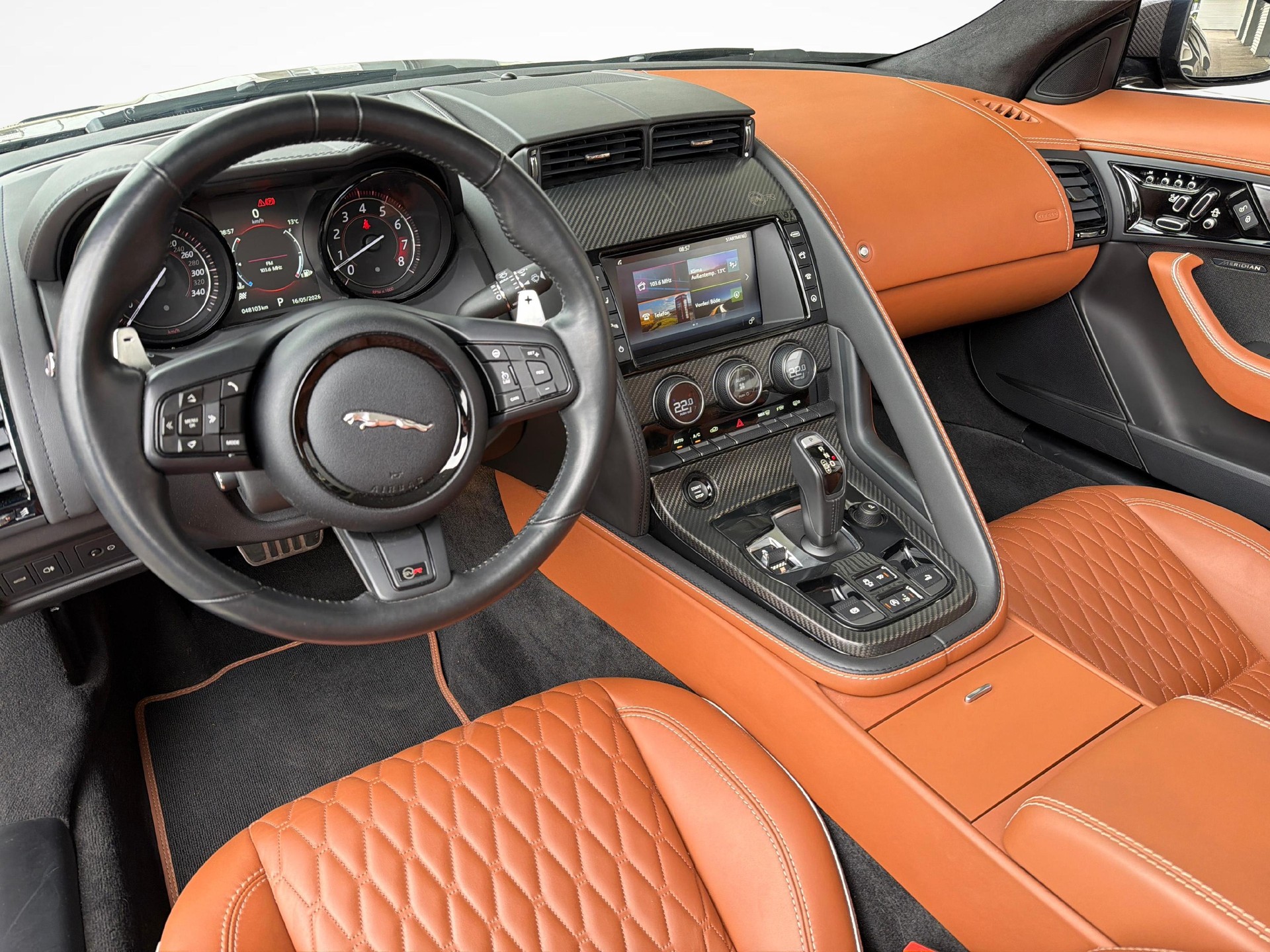 JAGUAR F-Type Convertible 5.0 V8 SVR AWD 575 PS-image-12