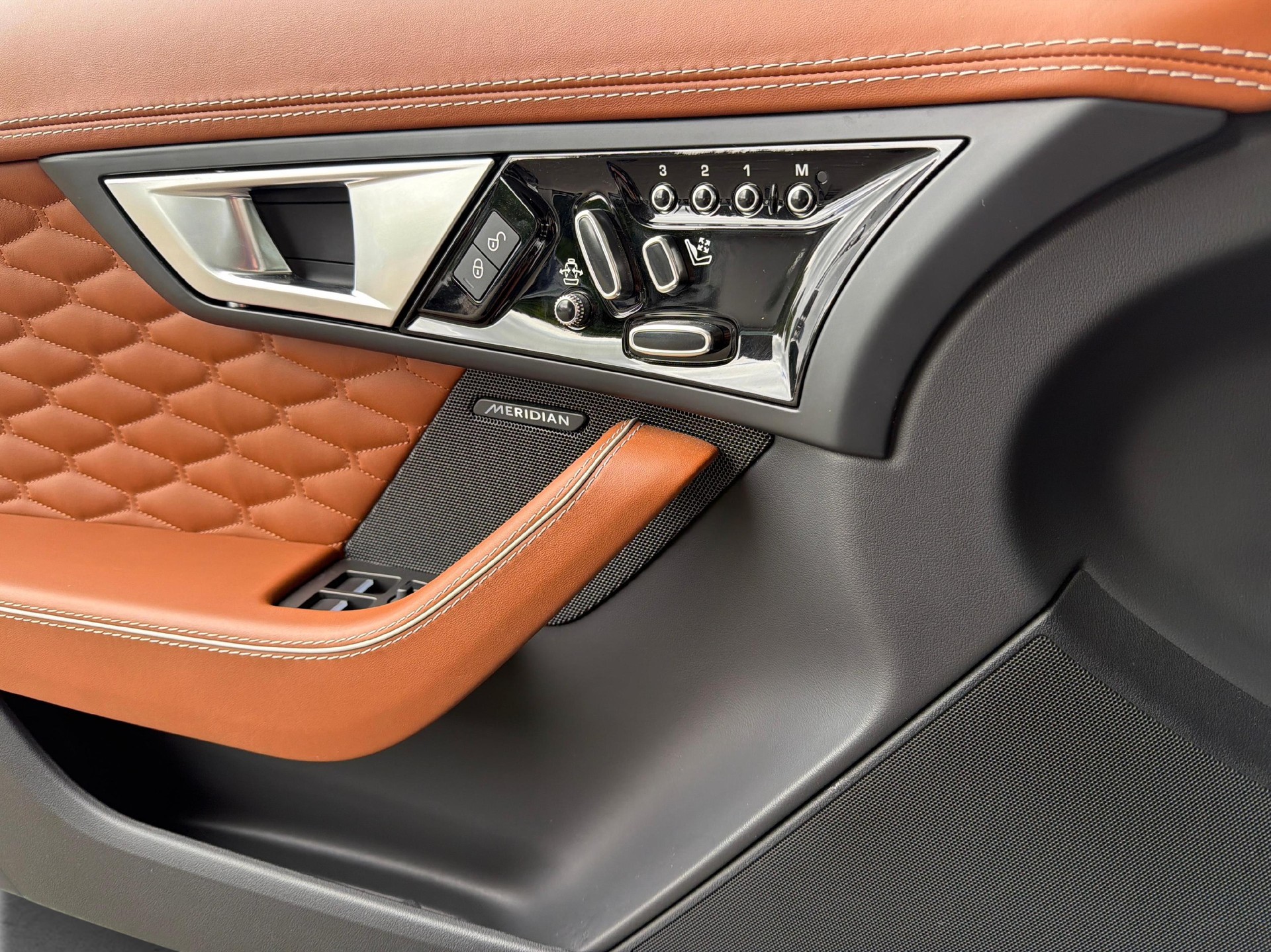 JAGUAR F-Type Convertible 5.0 V8 SVR AWD 575 PS-image-13