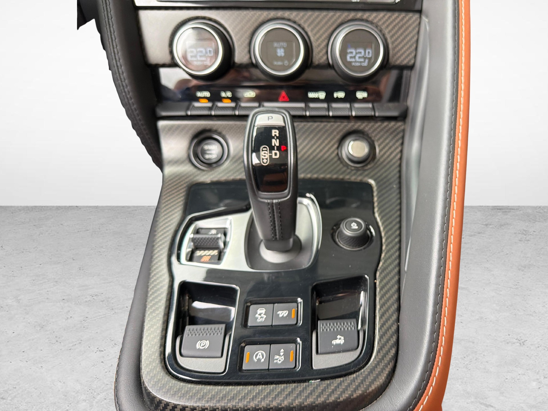 JAGUAR F-Type Convertible 5.0 V8 SVR AWD 575 PS-image-16