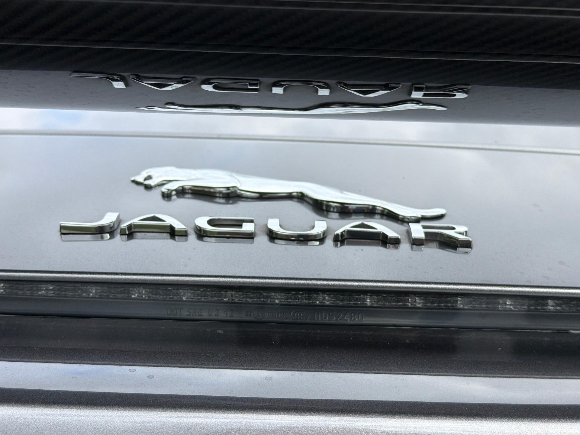 JAGUAR F-Type Convertible 5.0 V8 SVR AWD 575 PS-image-18