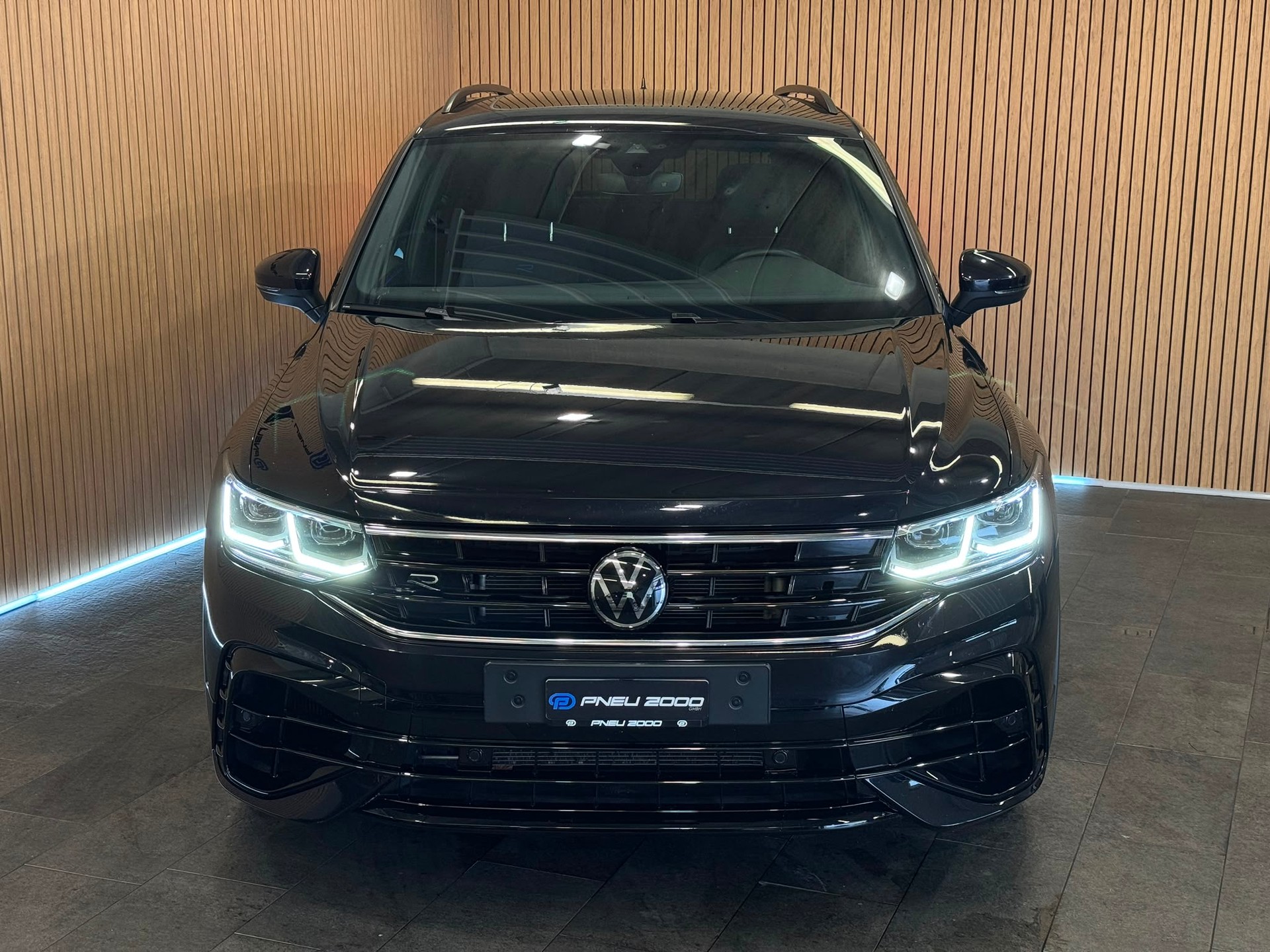 VW Tiguan 2.0TSI R 4Motion DSG-showroom-element-1