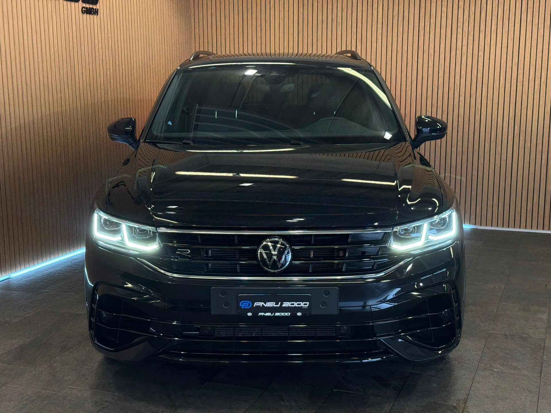 VW Tiguan 2.0TSI R 4Motion DSG-showroom-element-2