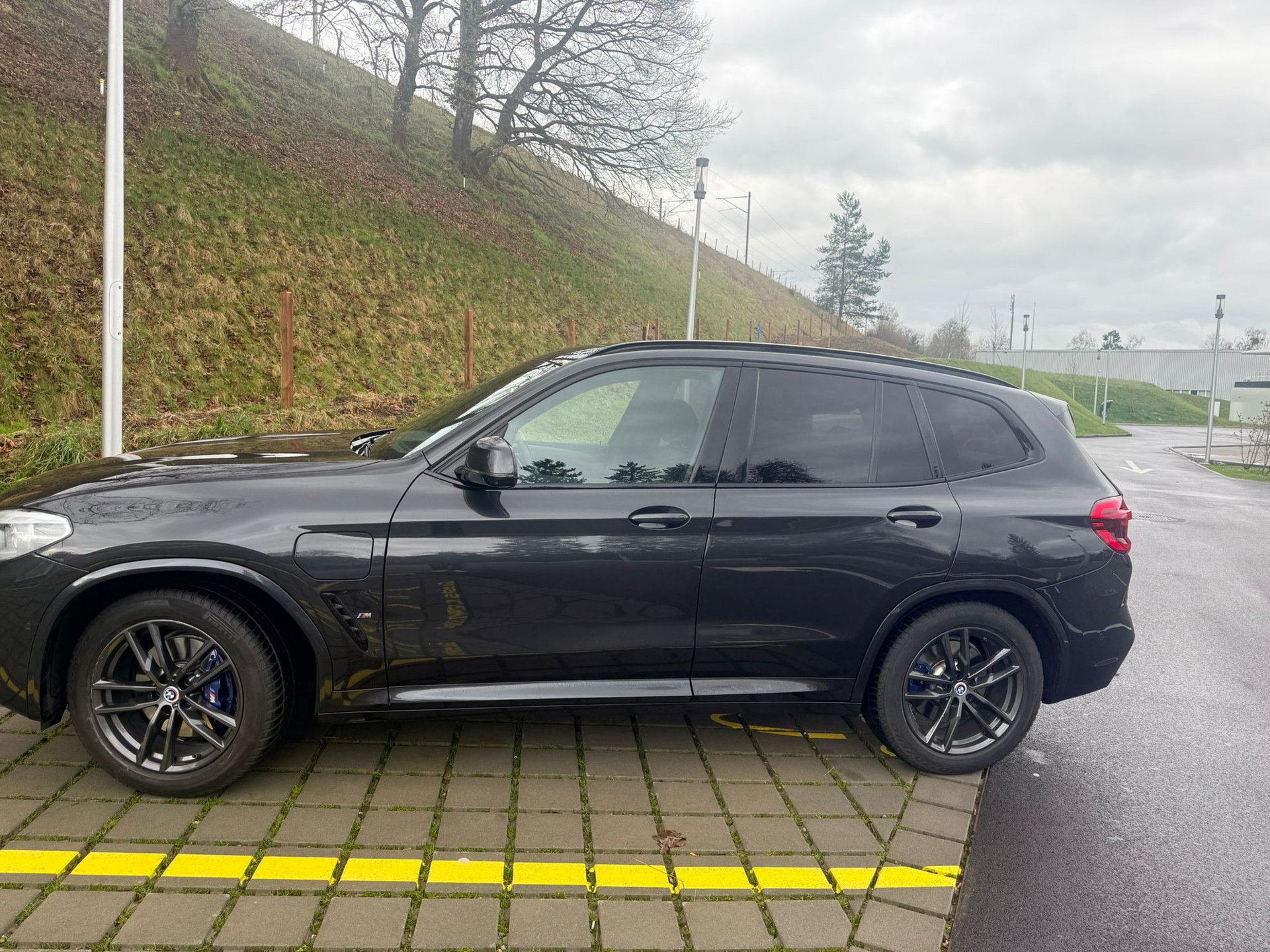 BMW 30e xDrive SAG MSPORT *PANO DACH-image-1