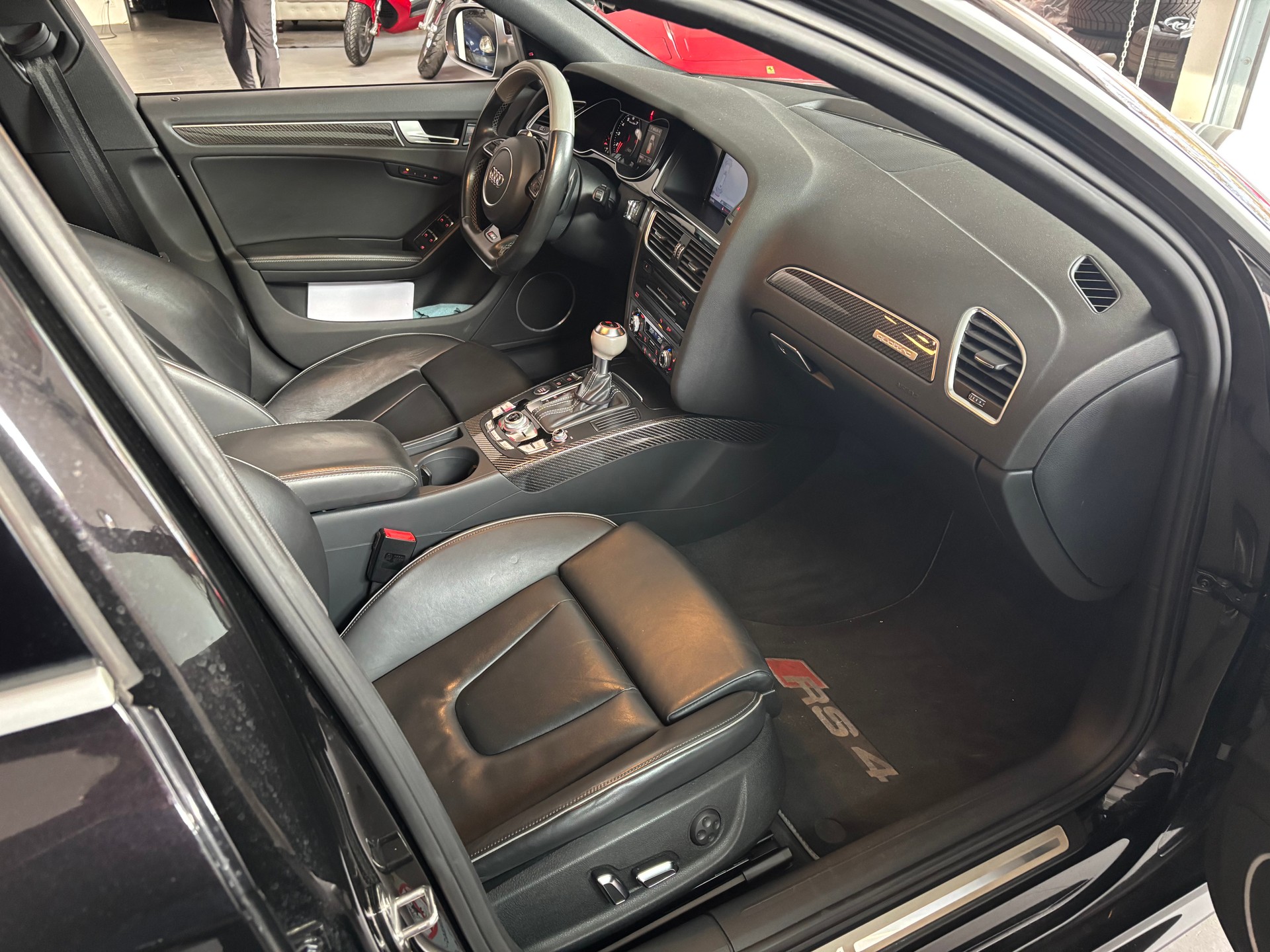 AUDI RS4 Avant 4.2 FSI V8 quattro S-tronic-image-9