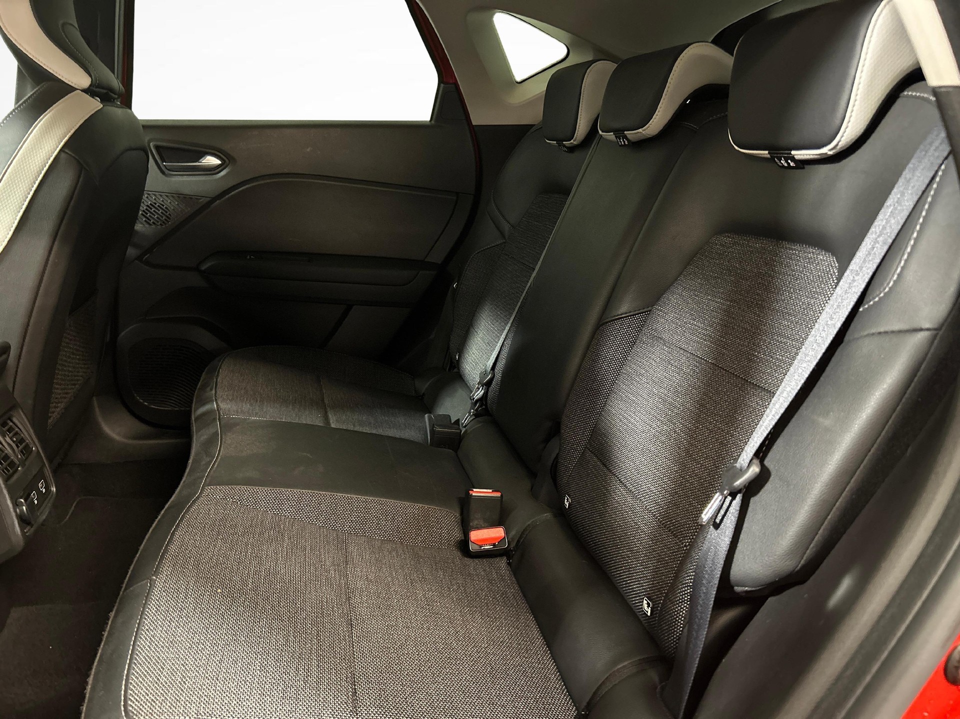 MITSUBISHI ASX 1.6 HEV Intense-showroom-element-3