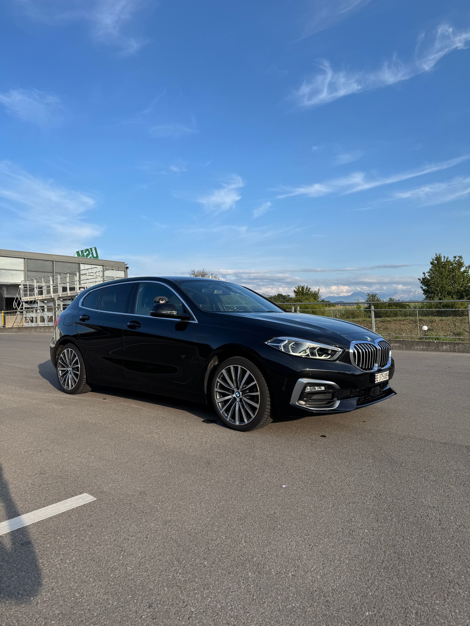 BMW 118i-image-1