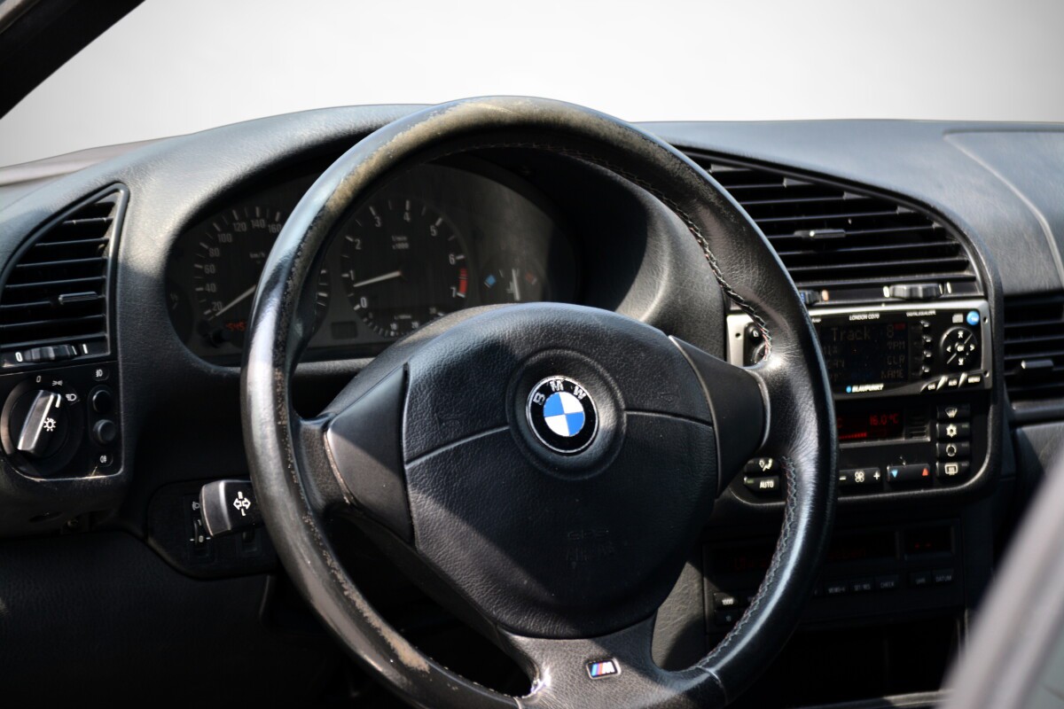 BMW 323i Coupé Sport Edition-image-6