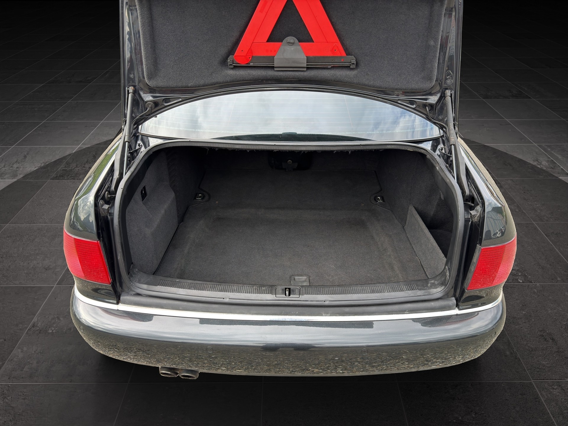 AUDI S8 4.2 quattro-image-9