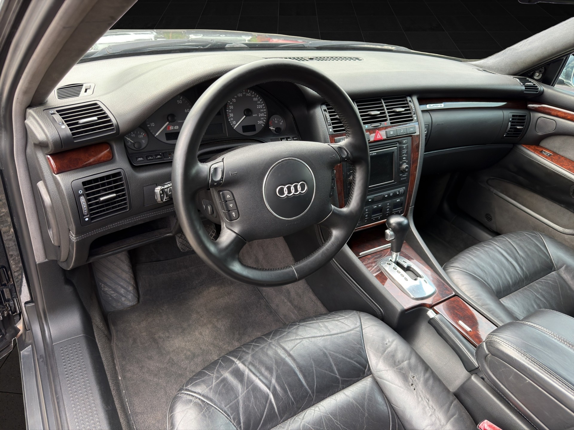 AUDI S8 4.2 quattro-image-6