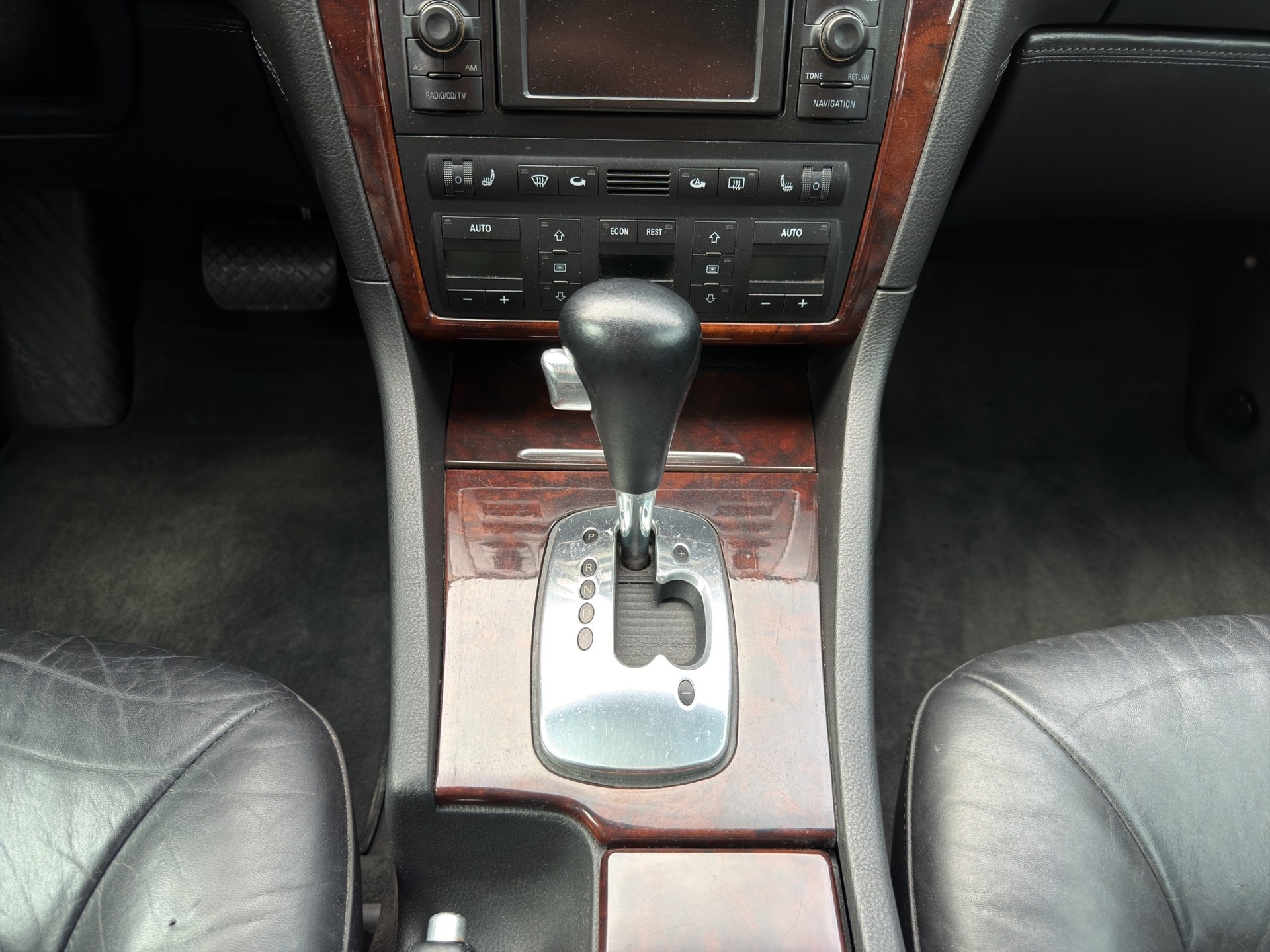 AUDI S8 4.2 quattro-image-15