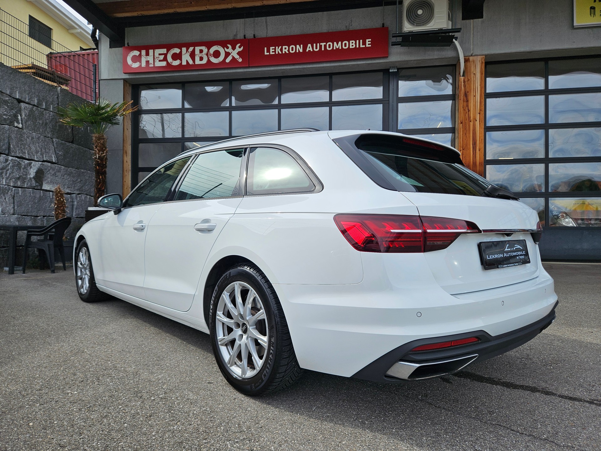 AUDI A4 Avant 35 TDI Attraction S-tronic-image-4