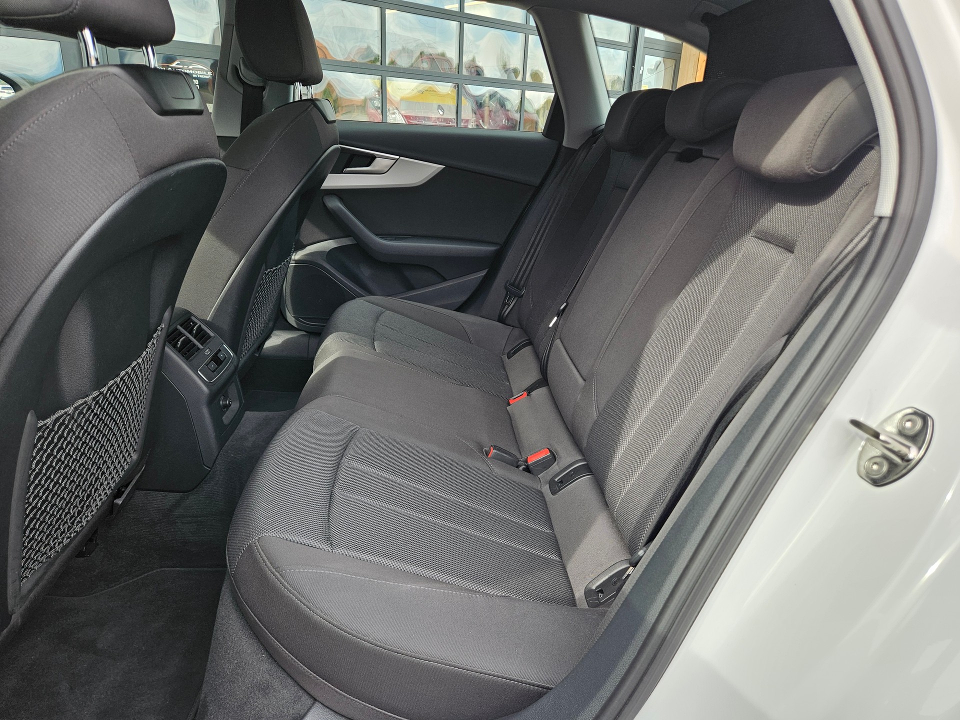 AUDI A4 Avant 35 TDI Attraction S-tronic-image-13