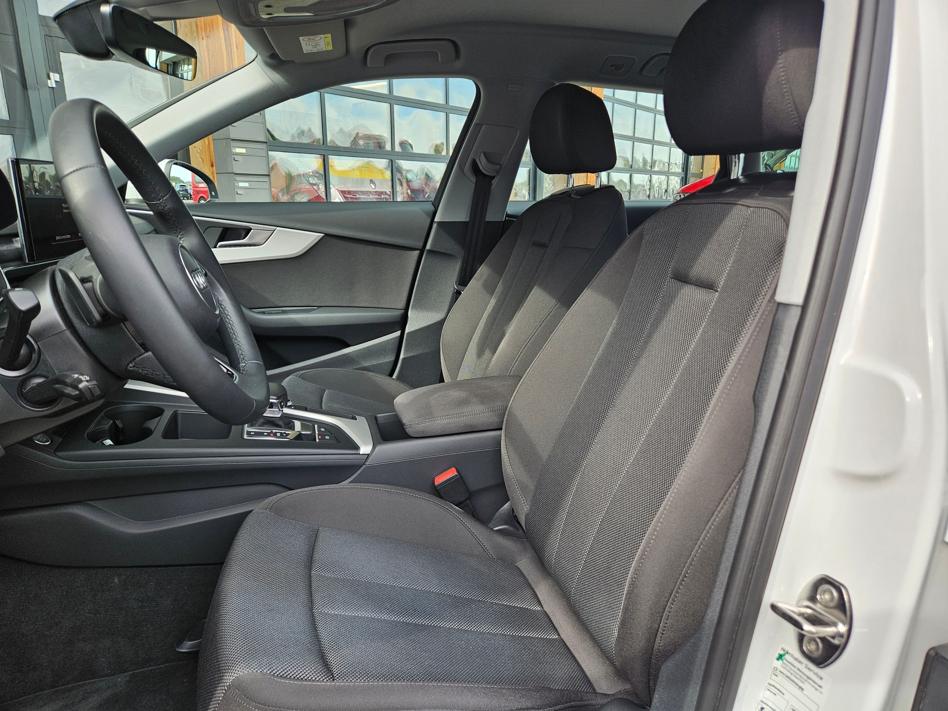 AUDI A4 Avant 35 TDI Attraction S-tronic-image-8