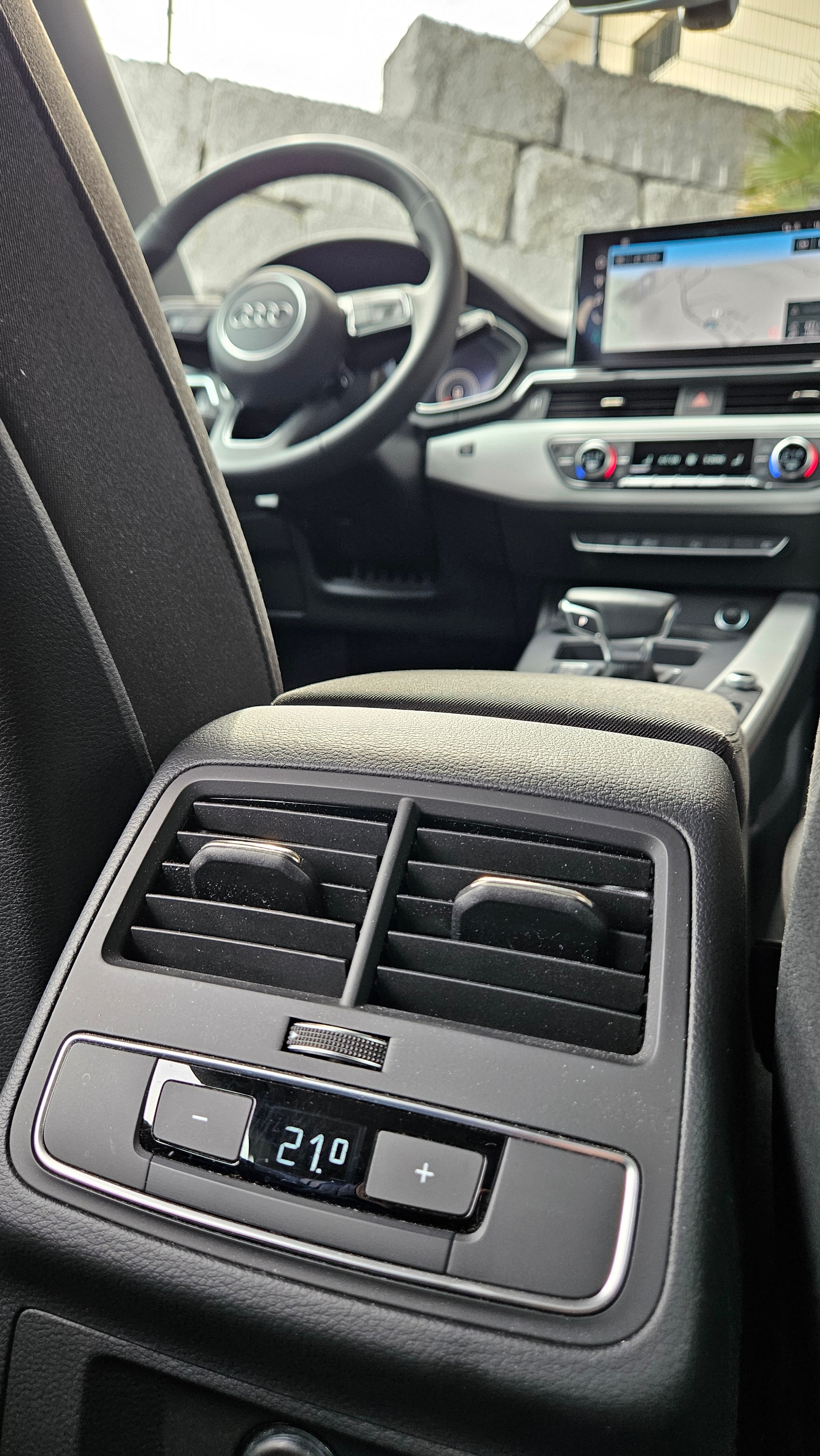 AUDI A4 Avant 35 TDI Attraction S-tronic-image-14