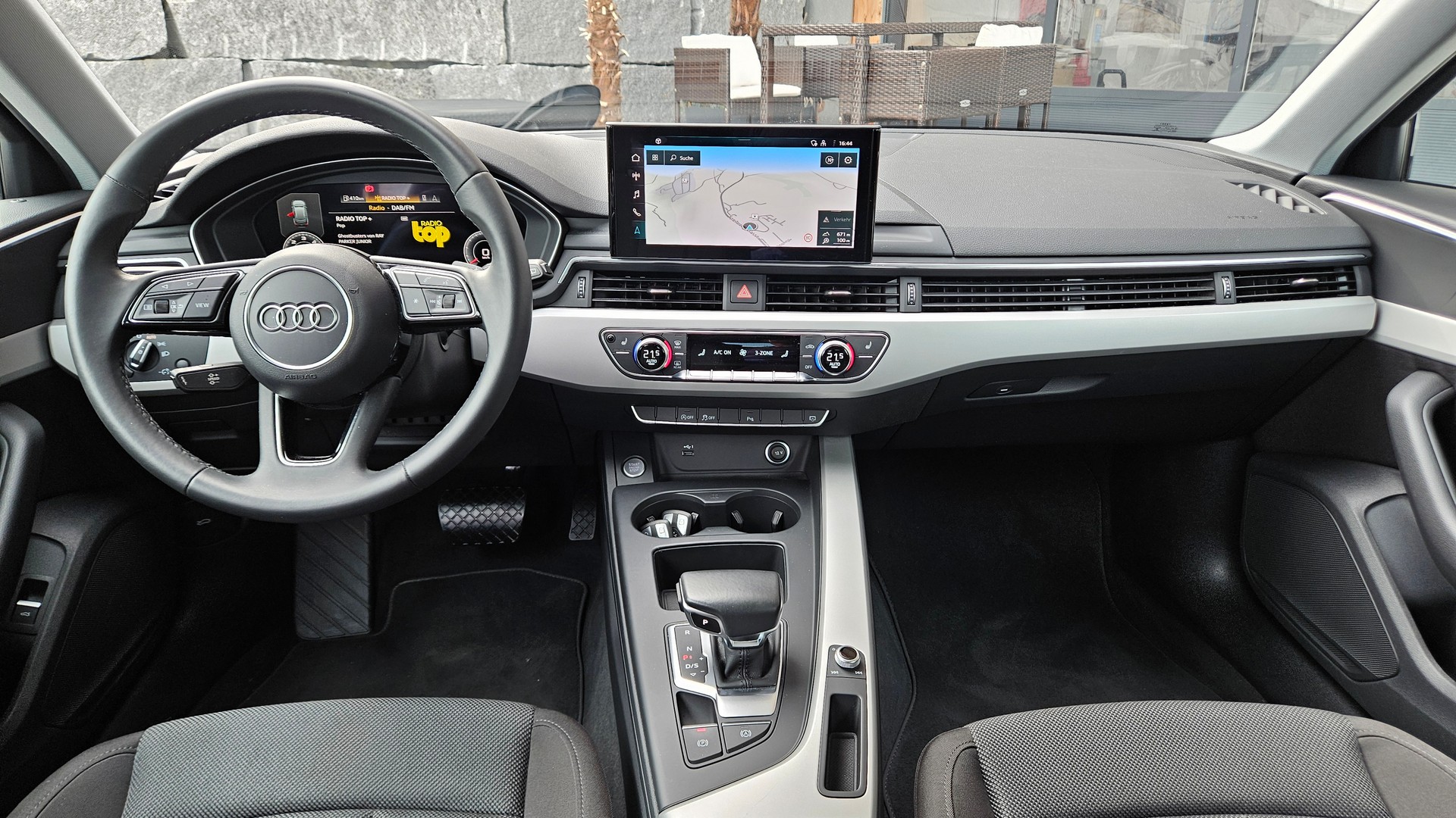 AUDI A4 Avant 35 TDI Attraction S-tronic-image-12