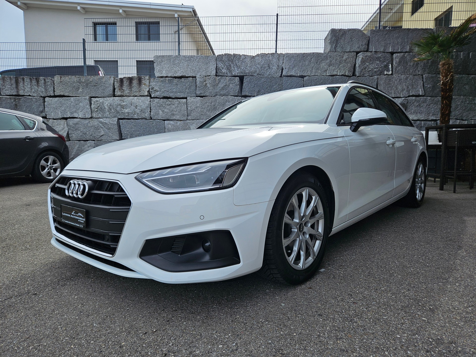 AUDI A4 Avant 35 TDI Attraction S-tronic-image-2