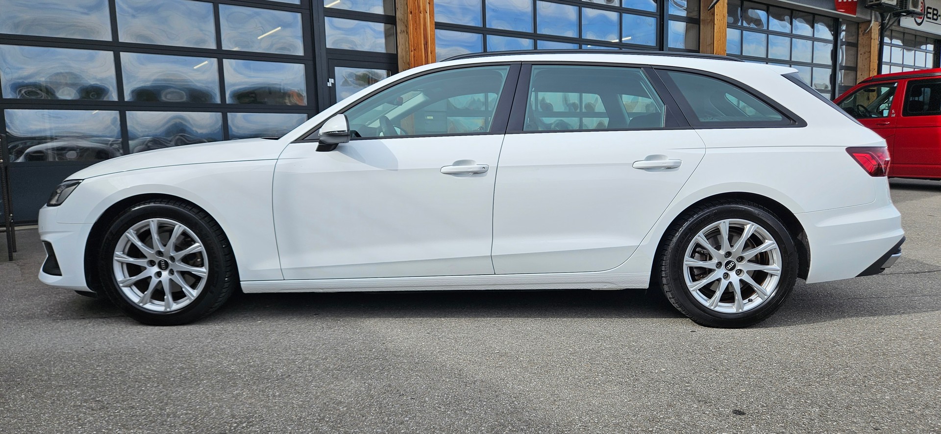 AUDI A4 Avant 35 TDI Attraction S-tronic-image-3