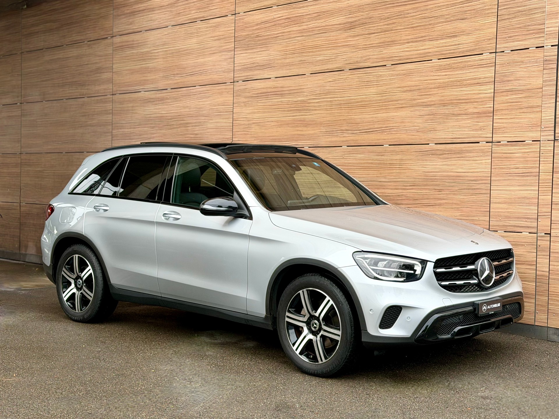 MERCEDES-BENZ GLC 200 4Matic 9G-Tronic - Night Paket - Panoramadach - 10 Jahre/100000 Km Gratis Service - 8-fach Alu --image-1