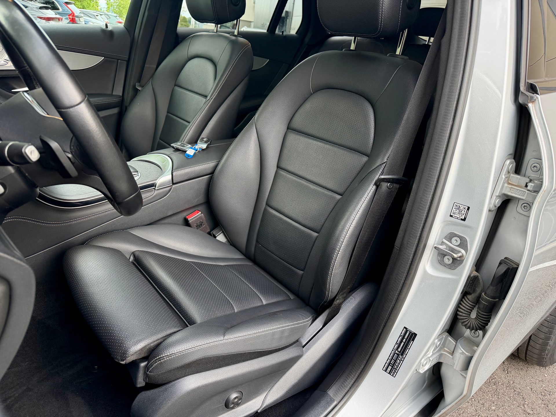 MERCEDES-BENZ GLC 200 4Matic 9G-Tronic - Night Paket - Panoramadach - 10 Jahre/100000 Km Gratis Service - 8-fach Alu --image-9
