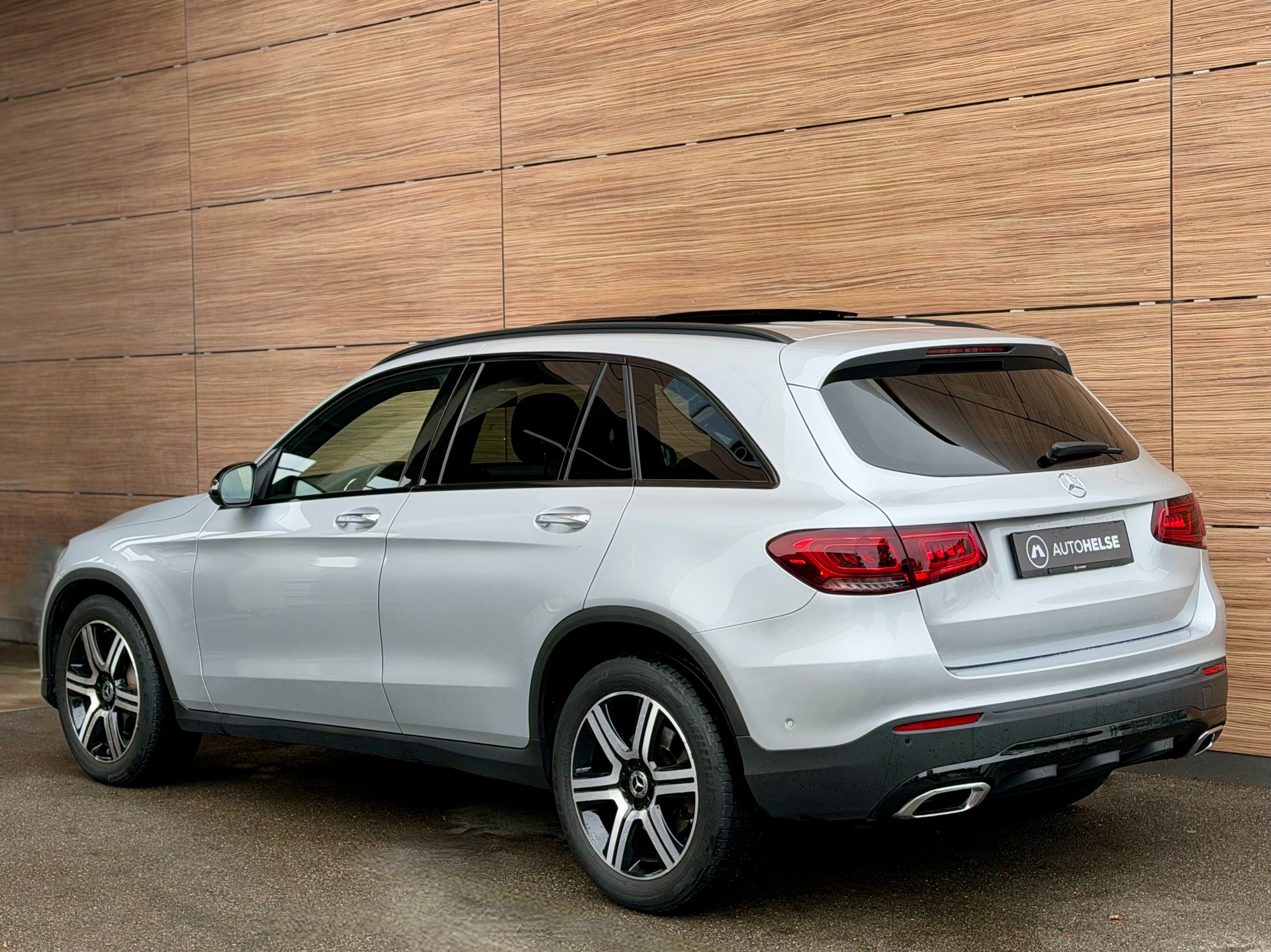 MERCEDES-BENZ GLC 200 4Matic 9G-Tronic - Night Paket - Panoramadach - 10 Jahre/100000 Km Gratis Service - 8-fach Alu --image-4