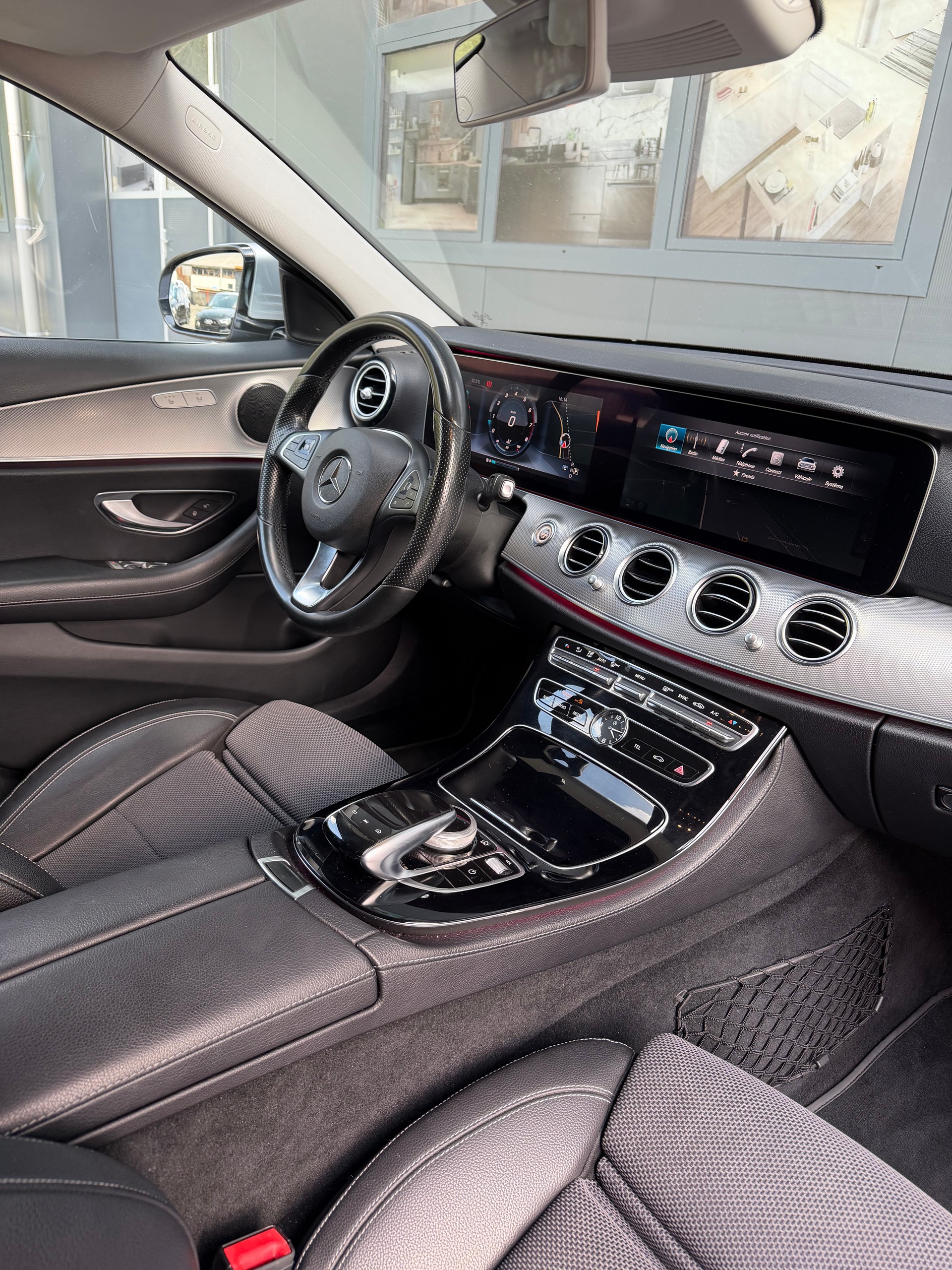 MERCEDES-BENZ E 200 4Matic 9G-Tronic-image-10