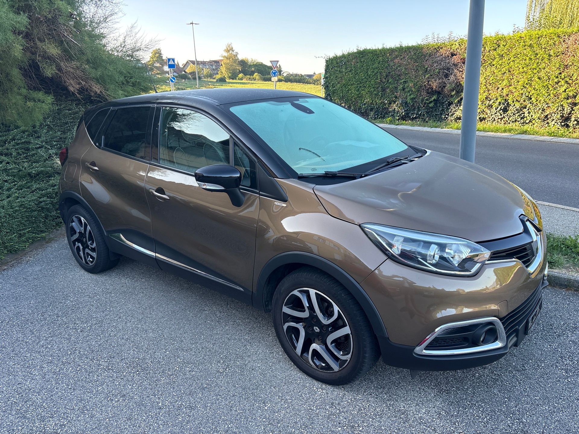 RENAULT Captur 1.2 T 16V Iconic EDC-image-1