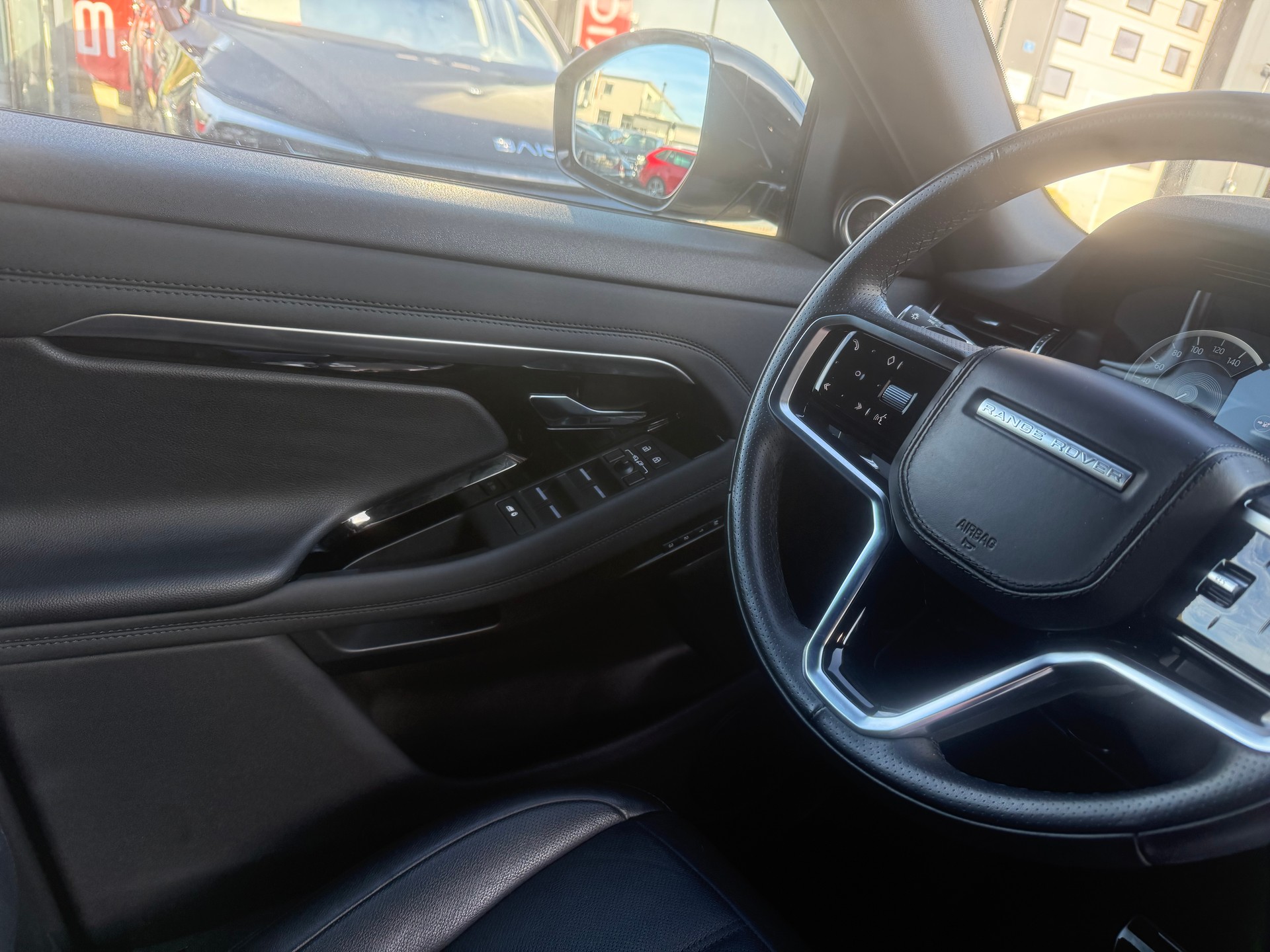 LAND ROVER Range Rover Evoque P 300e SE AT8-image-28