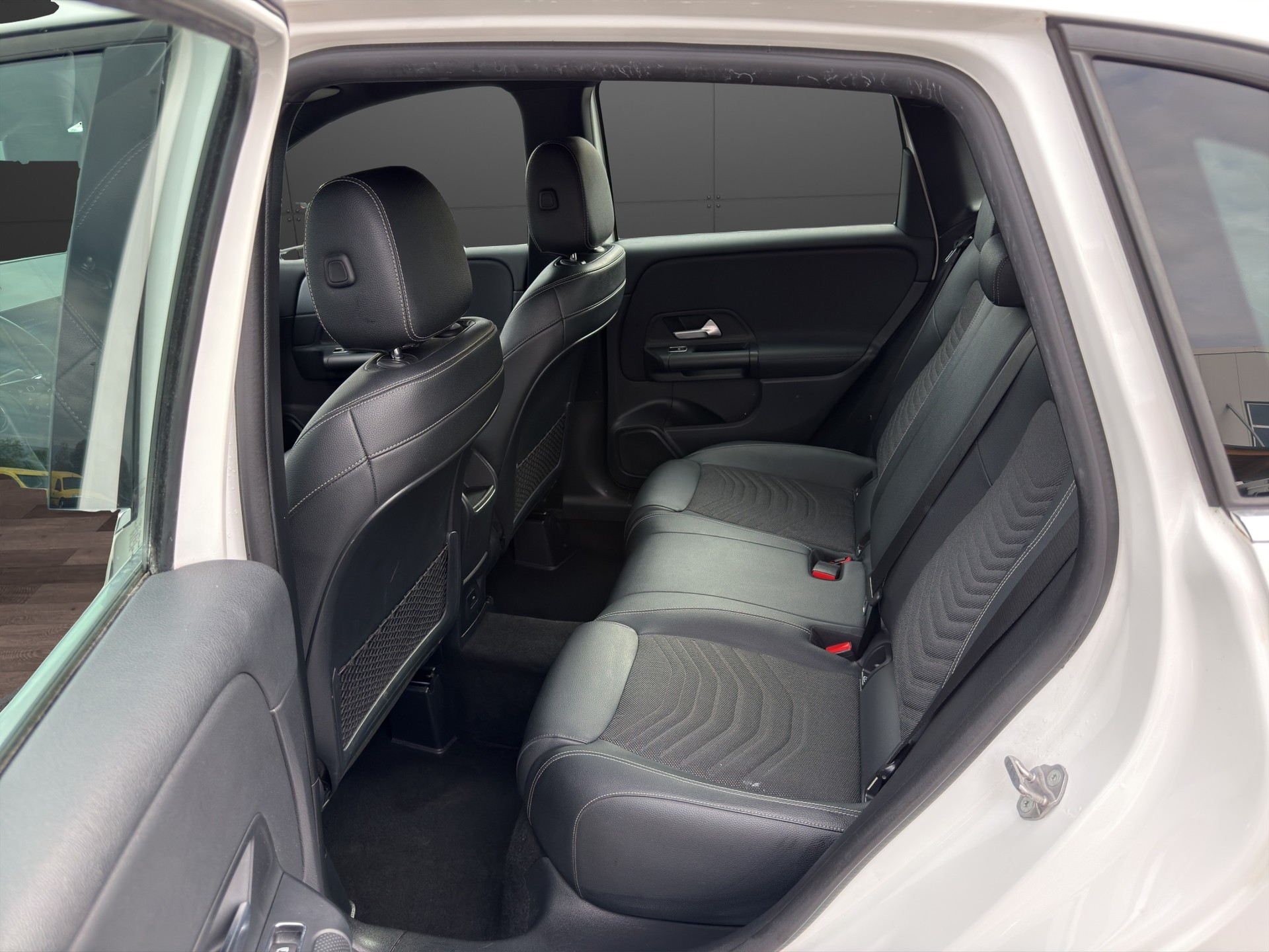 MERCEDES-BENZ B 180 SE Line 7G-DCT-image-23