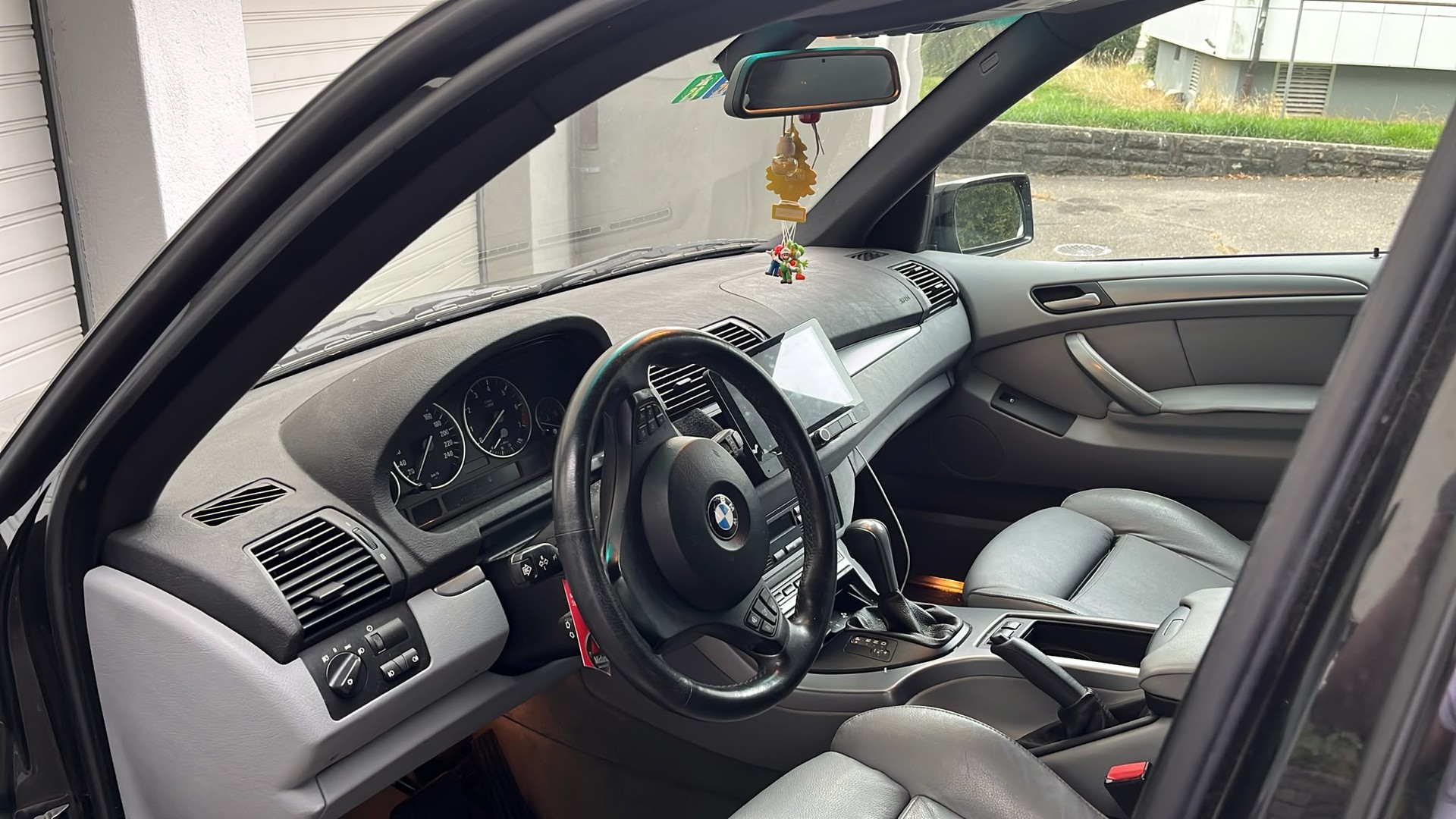BMW X5 4.4i-image-4