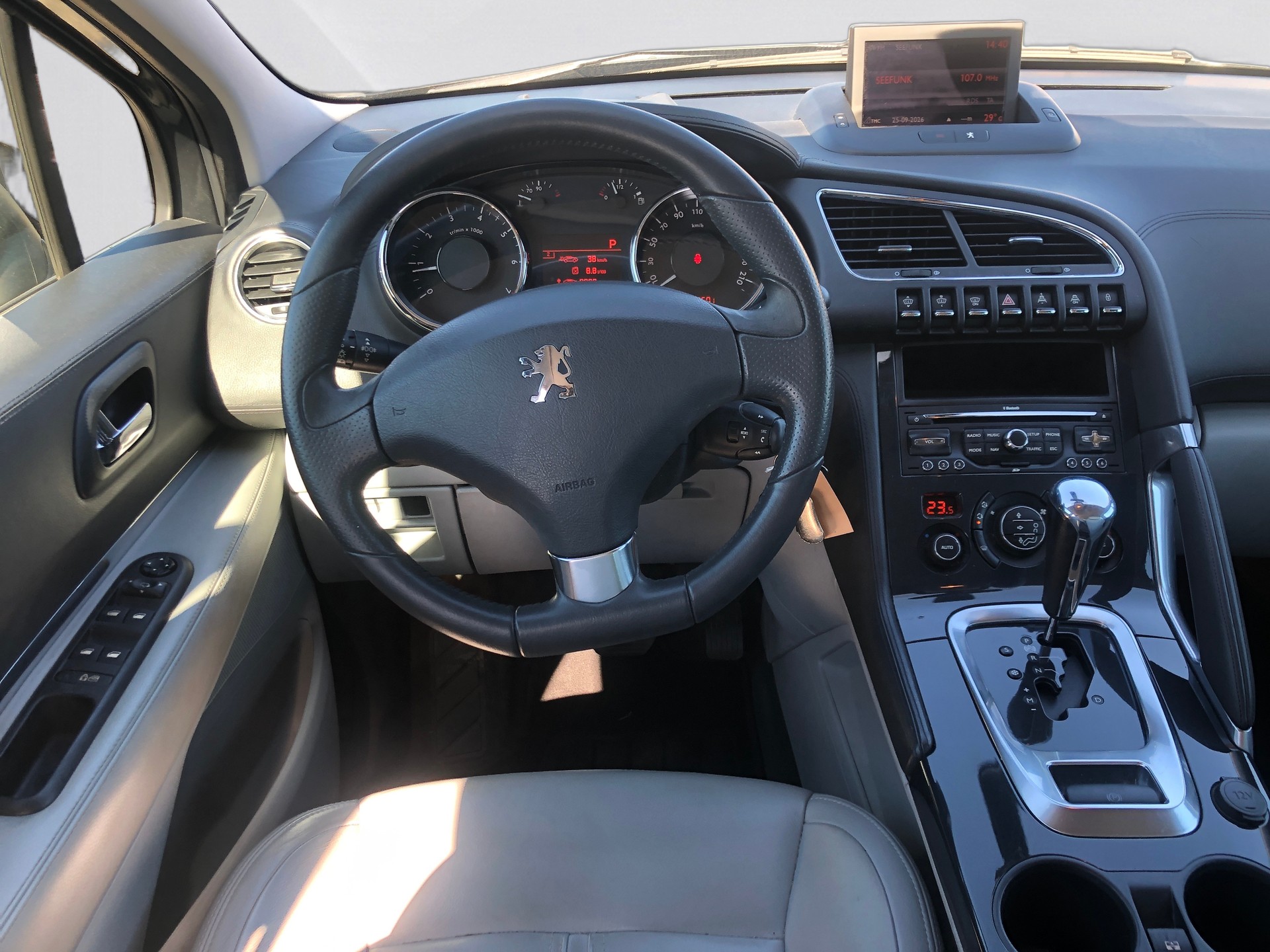 PEUGEOT 3008 1.6 16V T Platinum Tiptronic-image-9