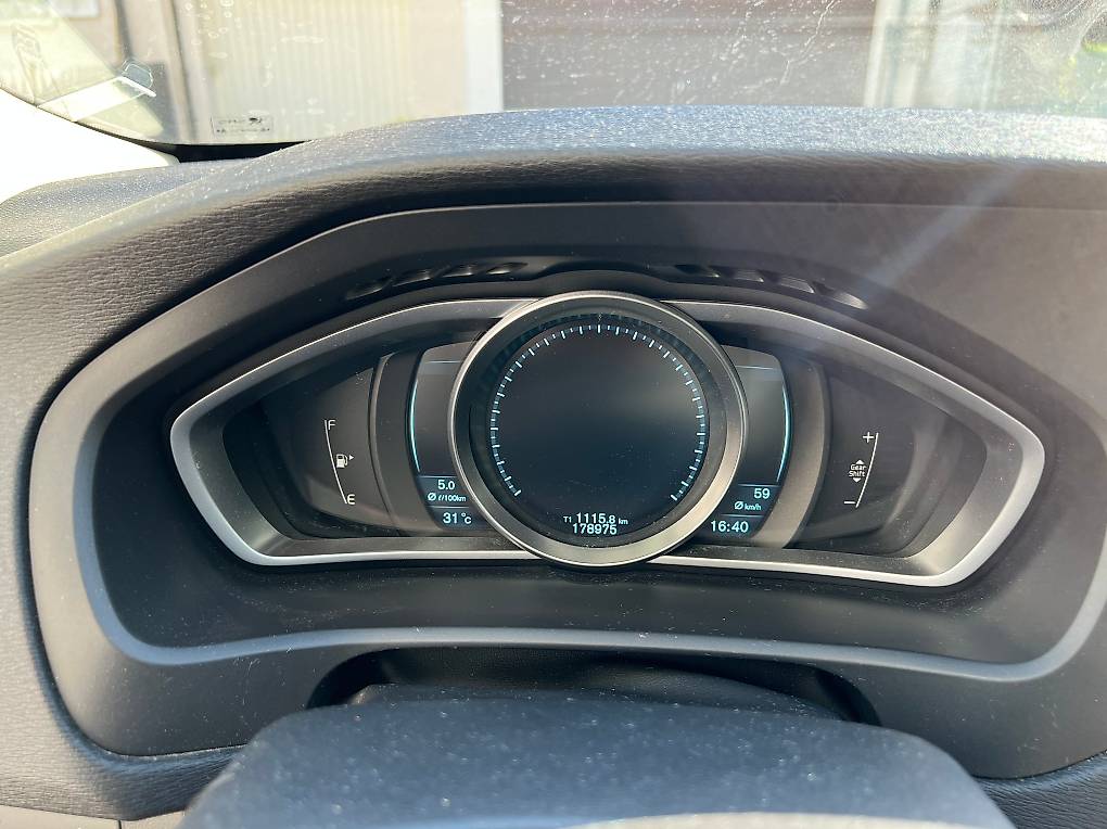 VOLVO V40-image-3