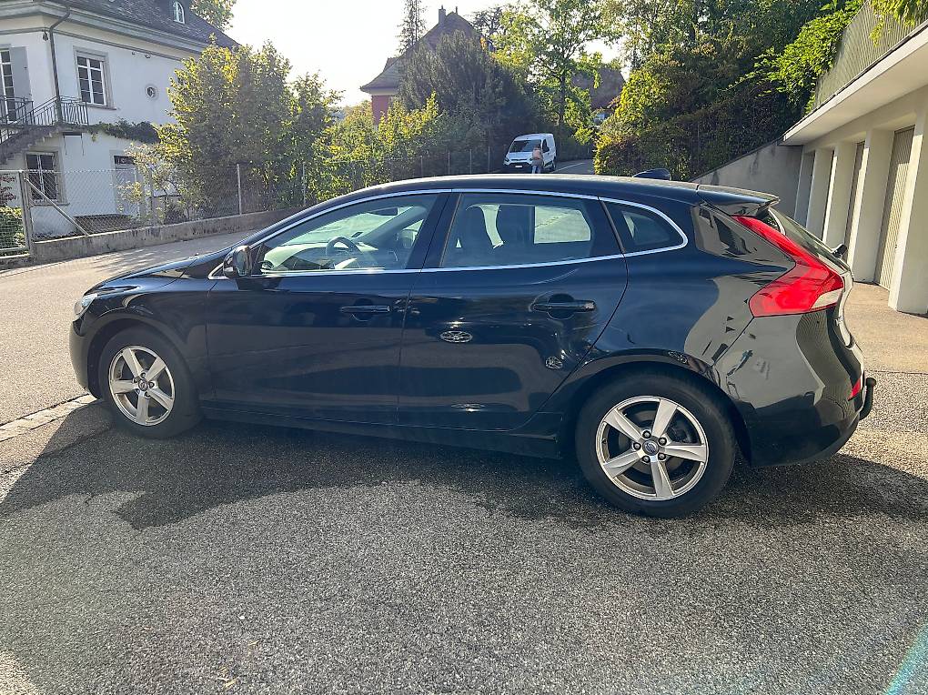 VOLVO V40-image-4