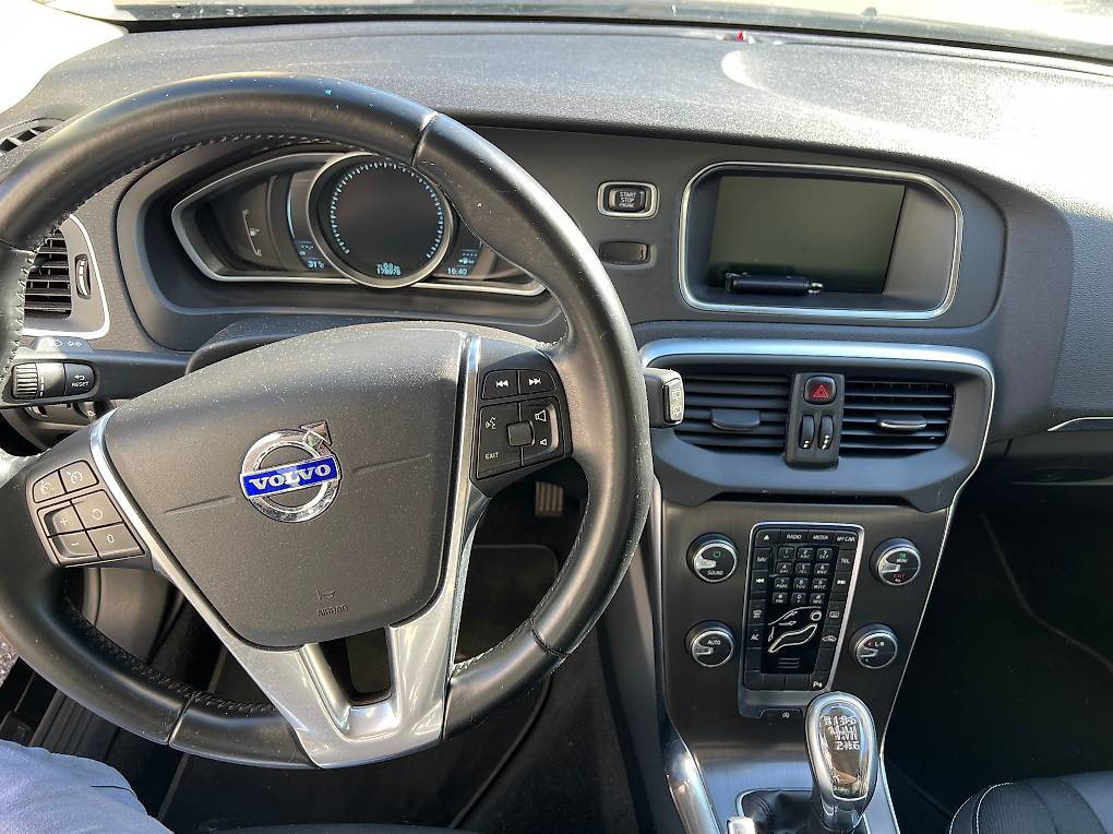 VOLVO V40-image-2