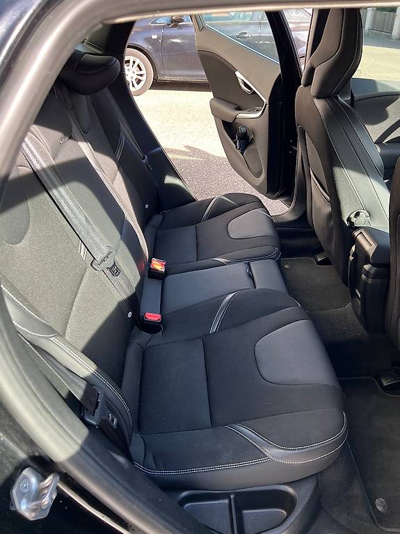 VOLVO V40-image-1