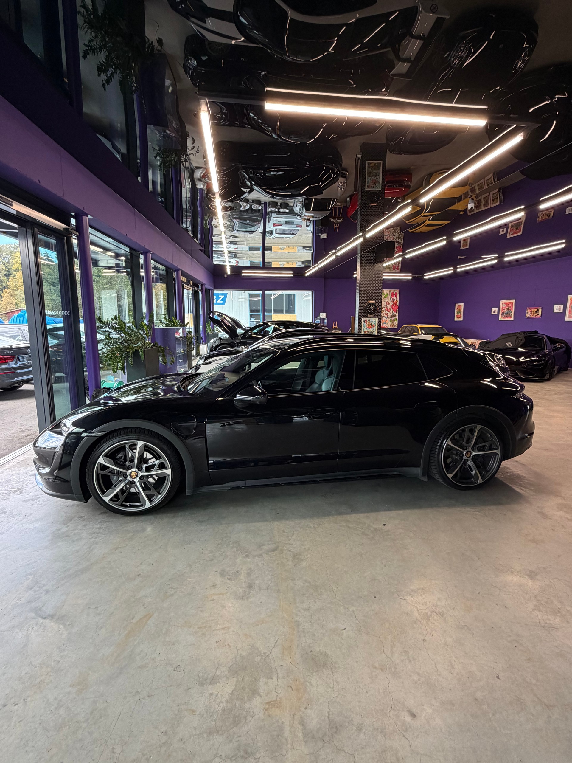 PORSCHE Taycan 4 Cross Turismo-showroom-element-1