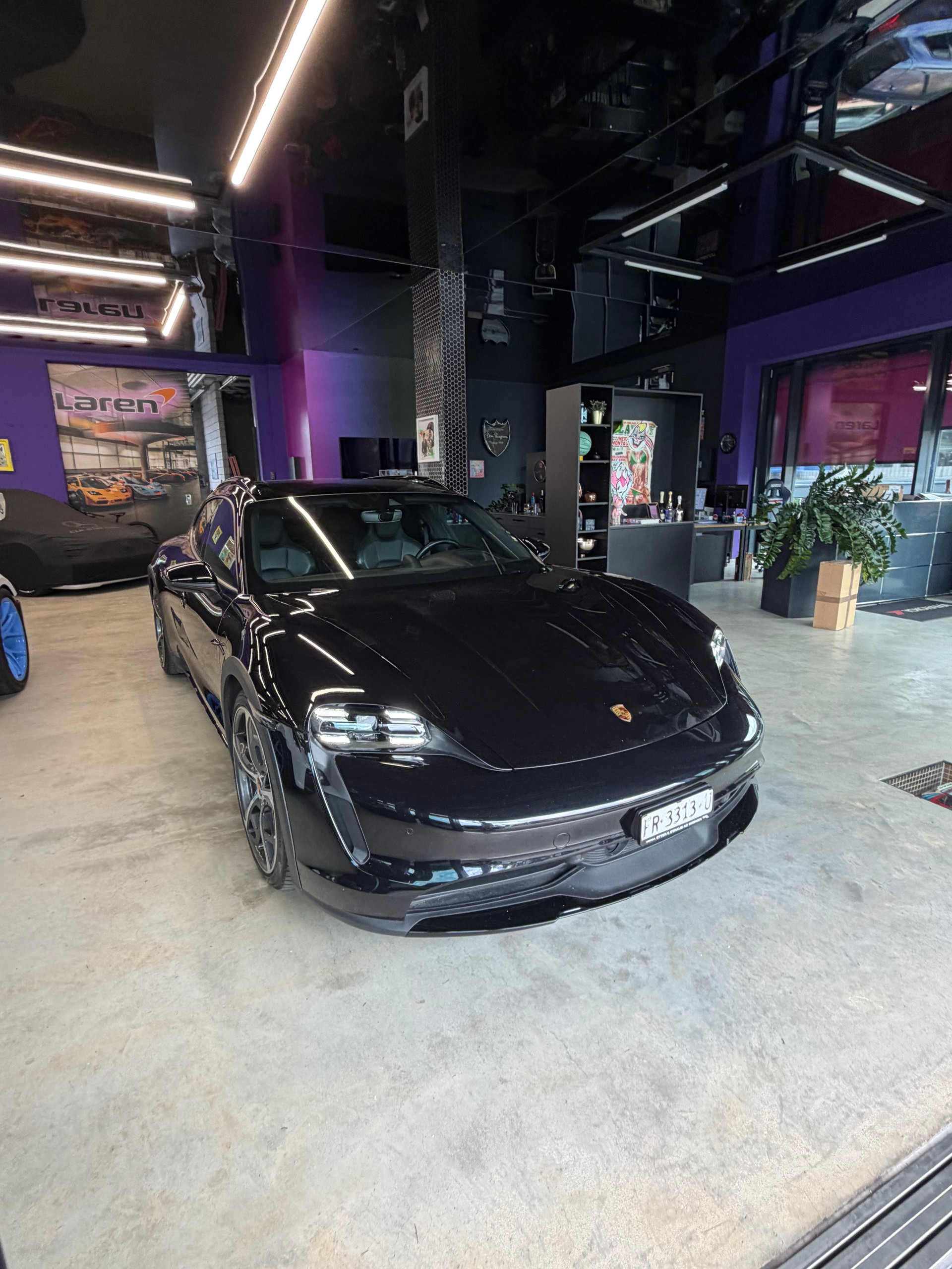 PORSCHE Taycan 4 Cross Turismo-showroom-element-3