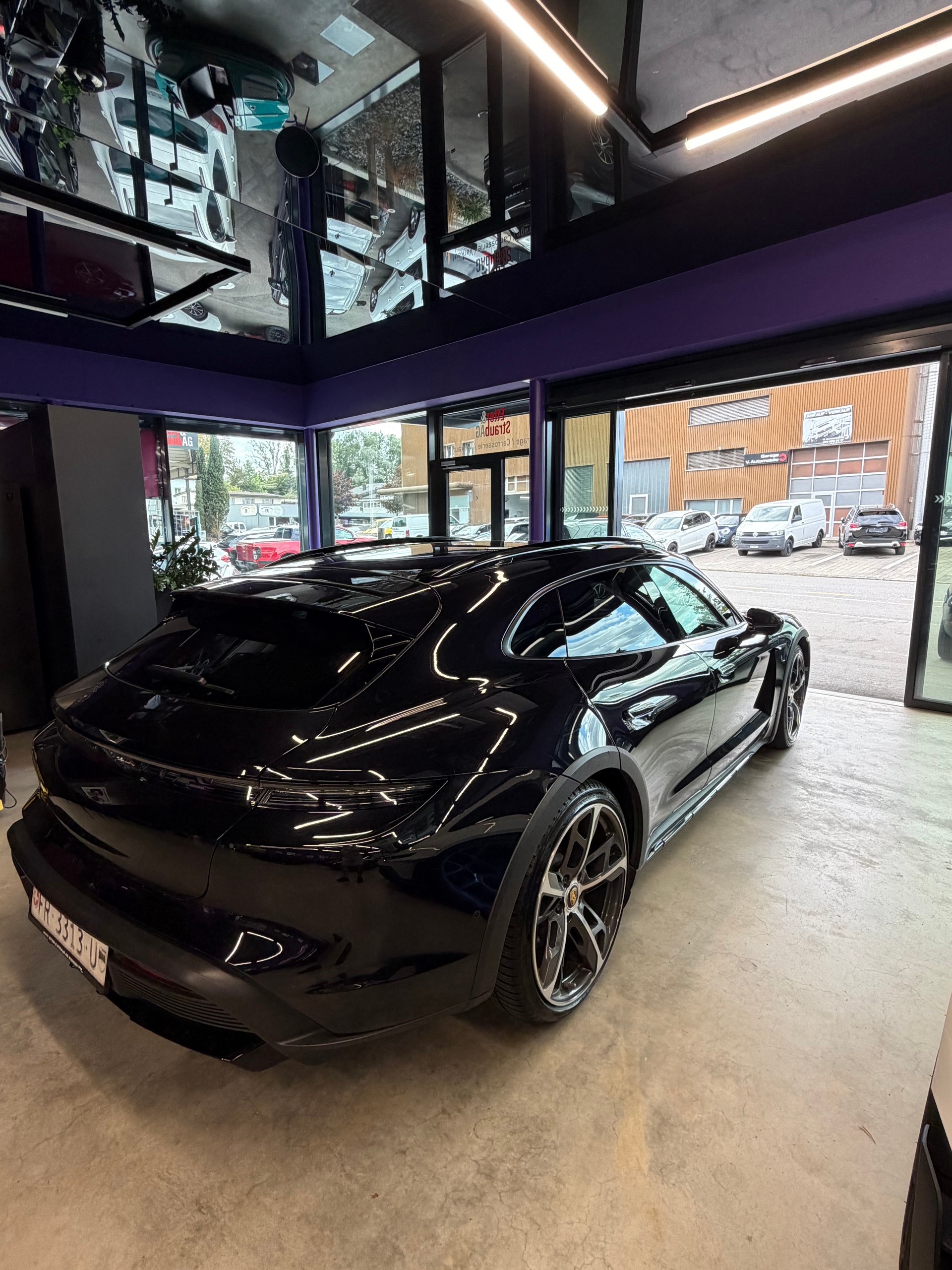 PORSCHE Taycan 4 Cross Turismo-showroom-element-2