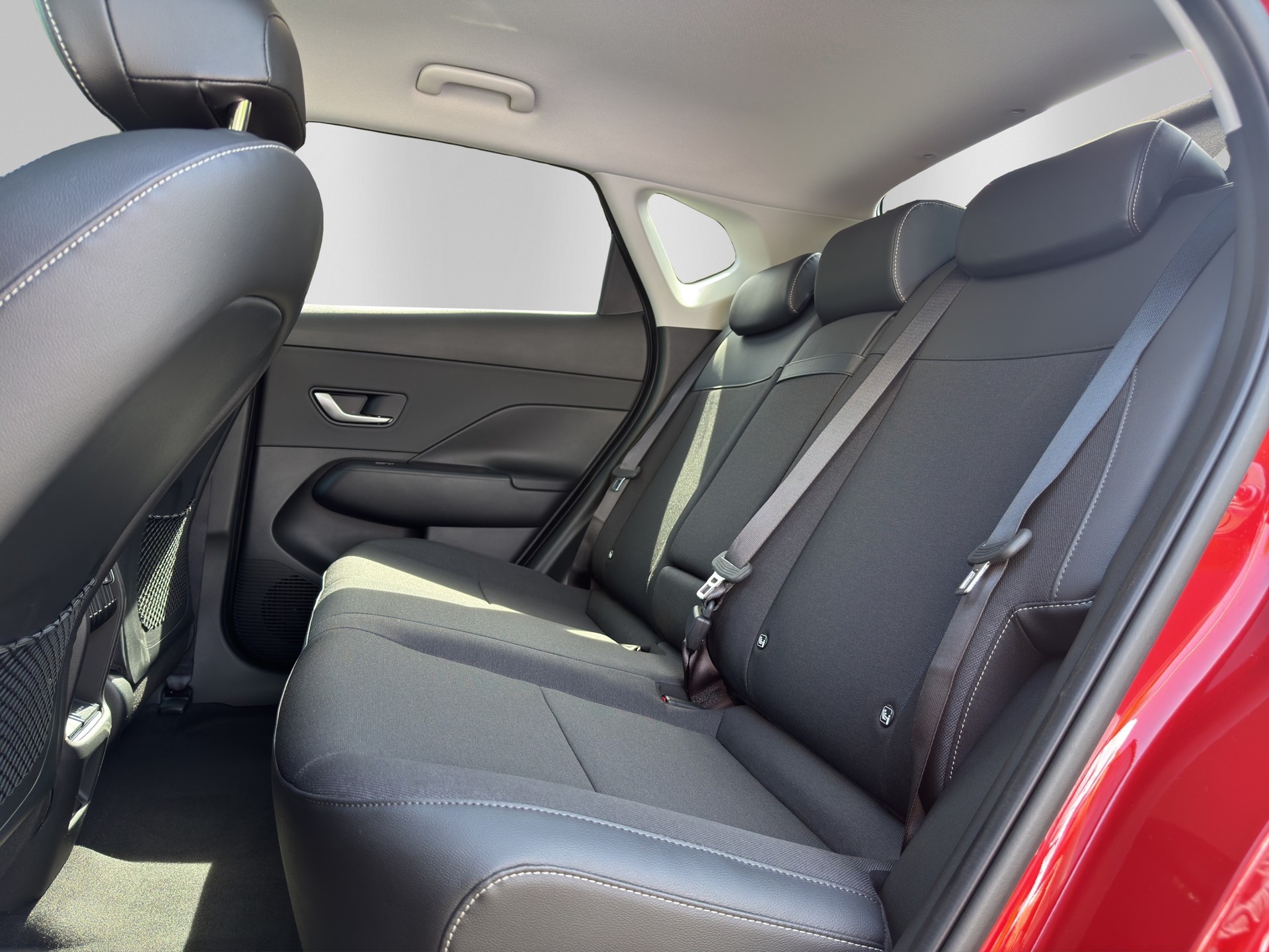 HYUNDAI Kona EV 65.4 kWh Amplia-image-10