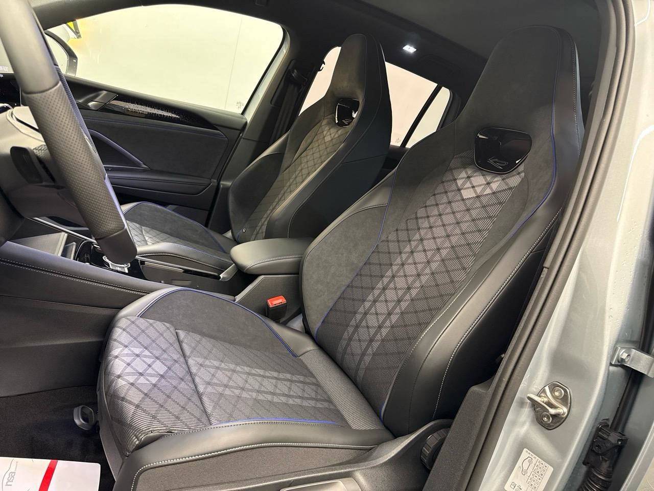 VW Tiguan 1.5 TSI PHEV R-Line Black Style-image-3