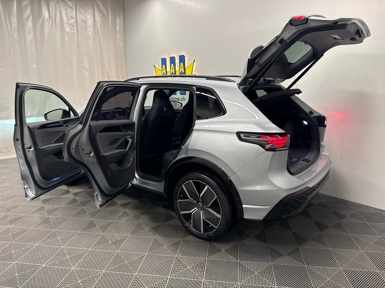 VW Tiguan 1.5 TSI PHEV R-Line Black Style-image-11