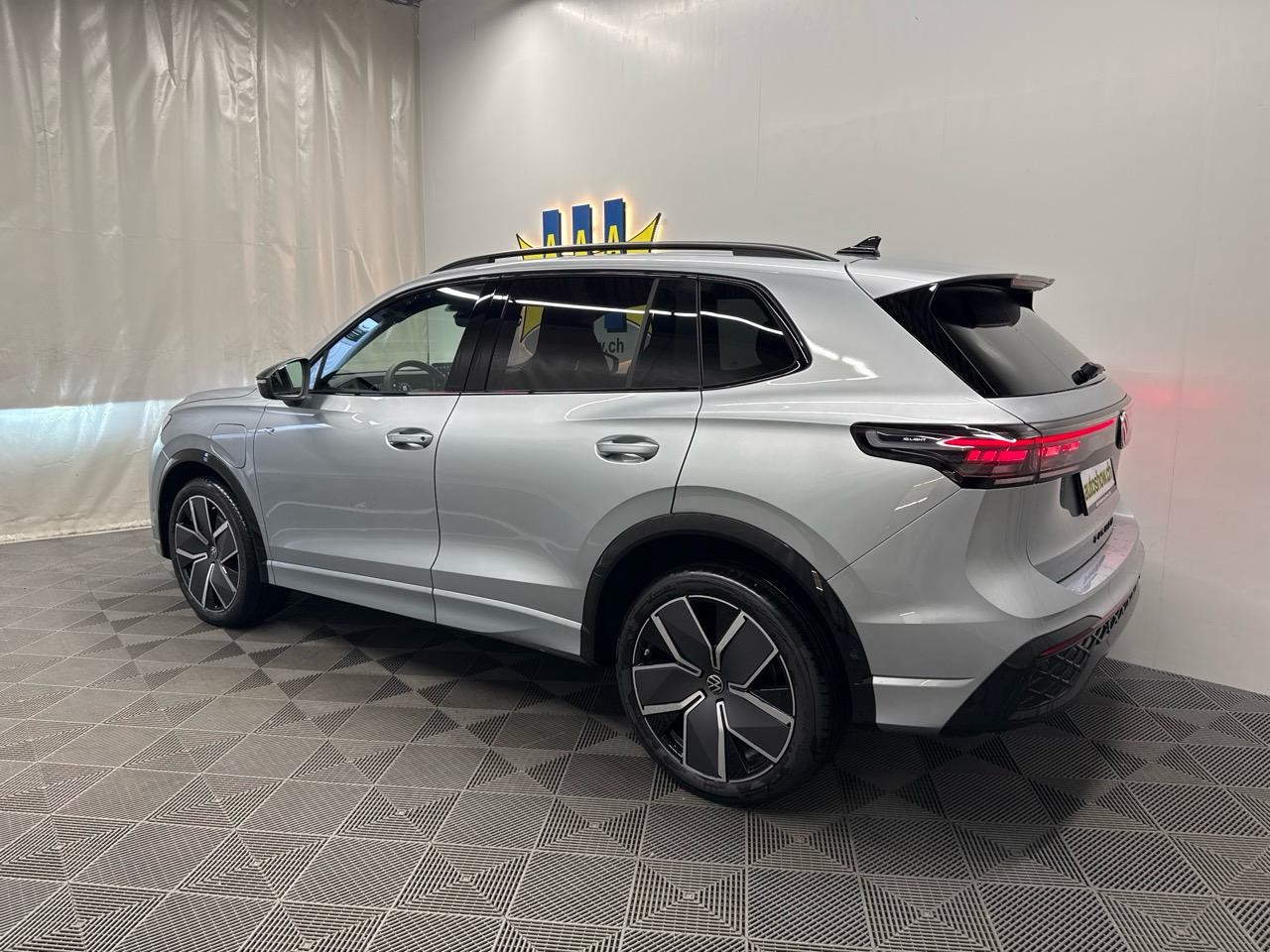 VW Tiguan 1.5 TSI PHEV R-Line Black Style-image-1