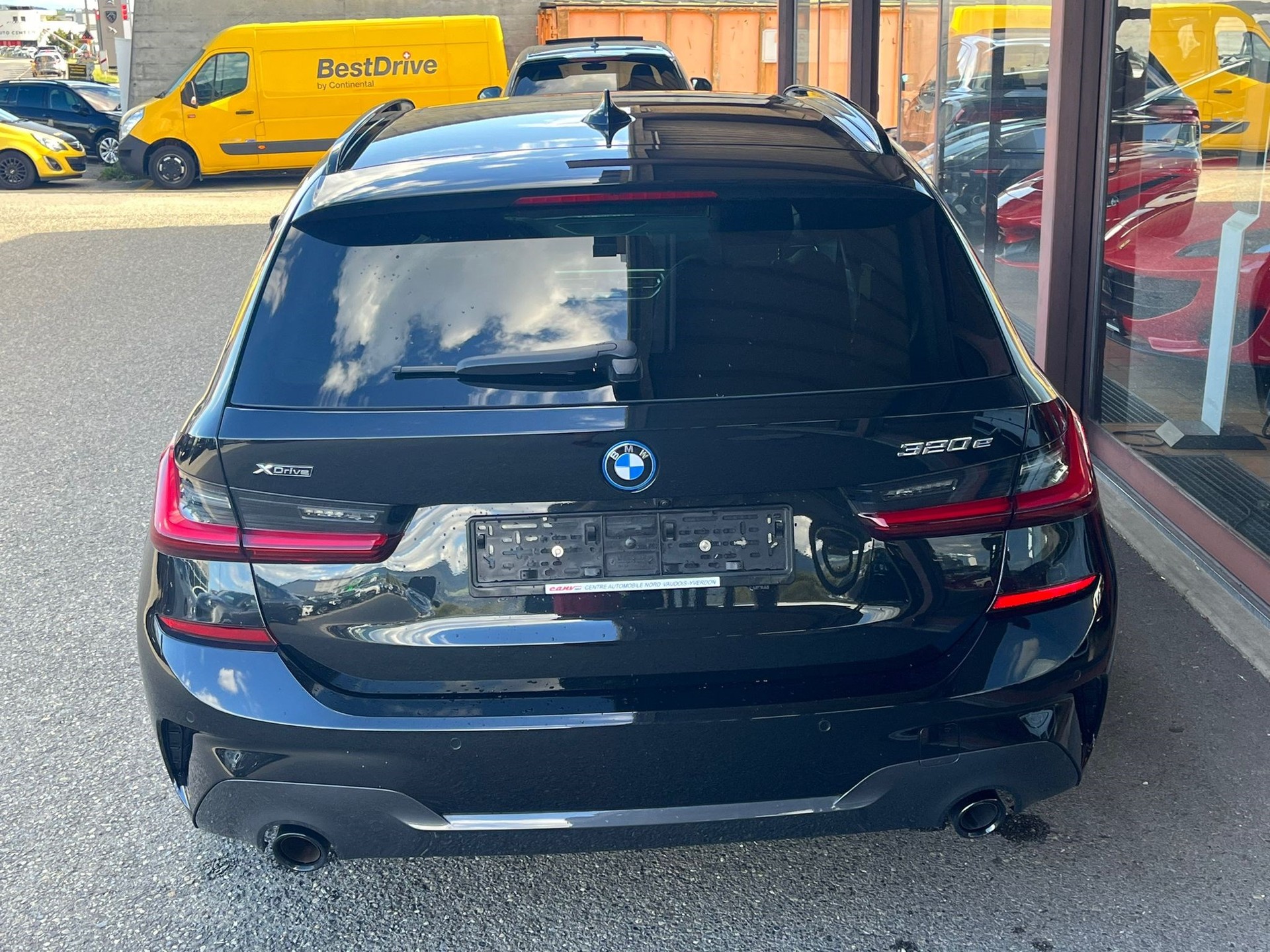 BMW 320e xDrive Touring M Sport Steptronic-image-4