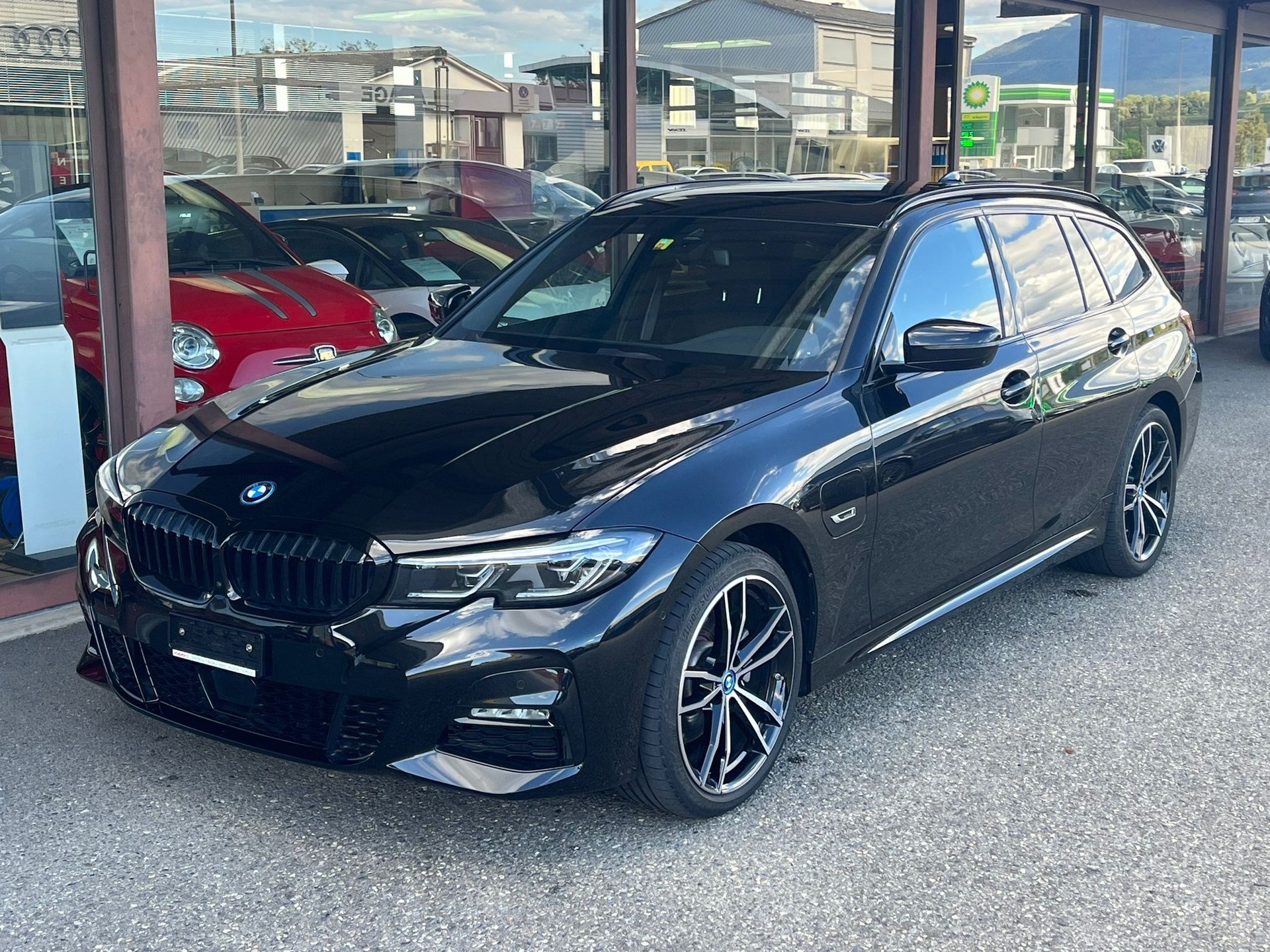 BMW 320e xDrive Touring M Sport Steptronic-image-1