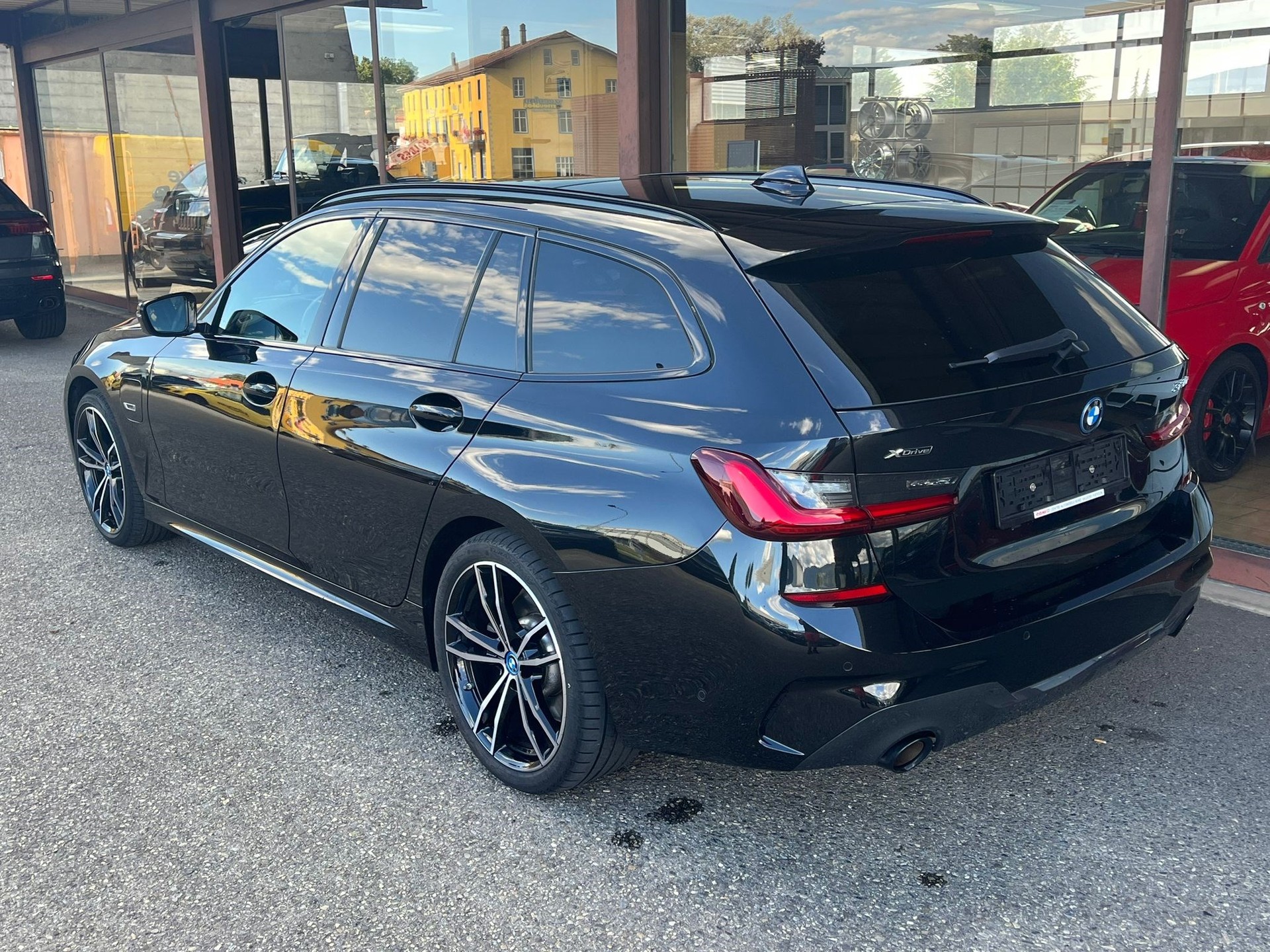BMW 320e xDrive Touring M Sport Steptronic-image-3
