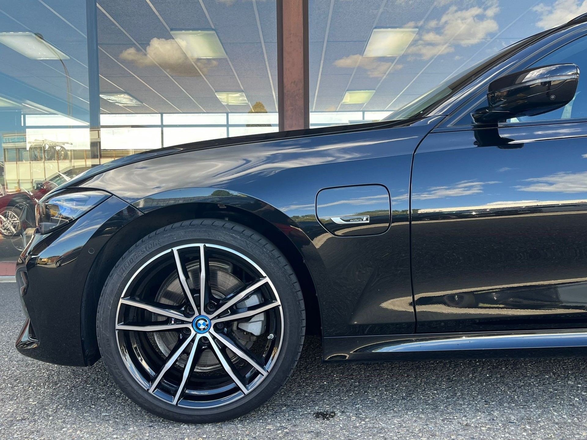 BMW 320e xDrive Touring M Sport Steptronic-image-5